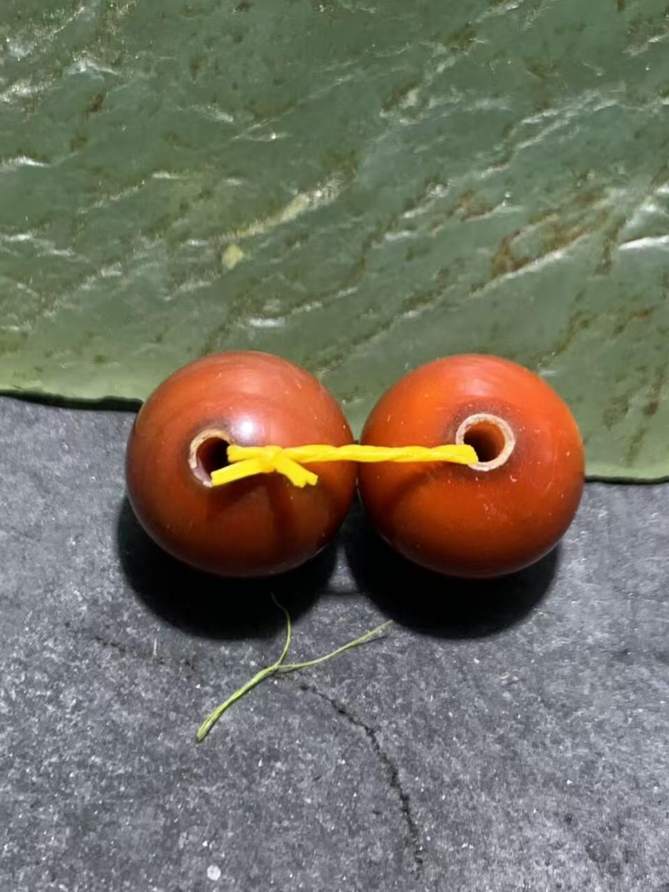 精美高玉化枣红缠丝玛瑙腰珠一对 ，