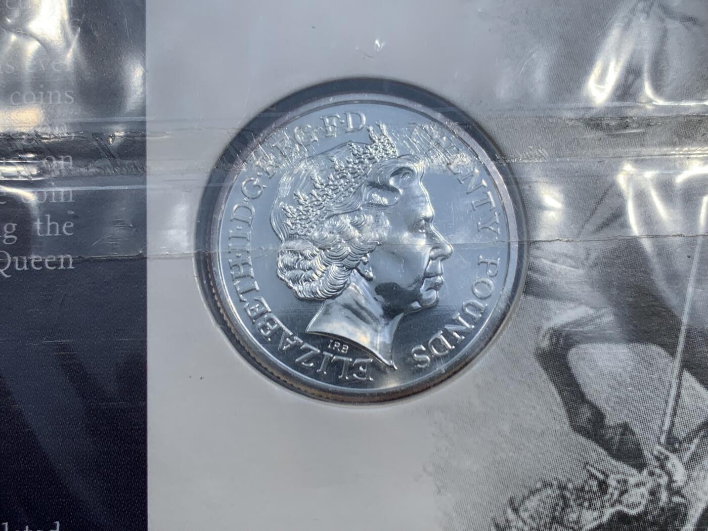 《竞宝斋》第460场 周日，周一，2场连拍 （全场包邮）欢迎送拍 2013年英国20英镑屠龙银马剑 999银材质 15.71克 未拆封品相