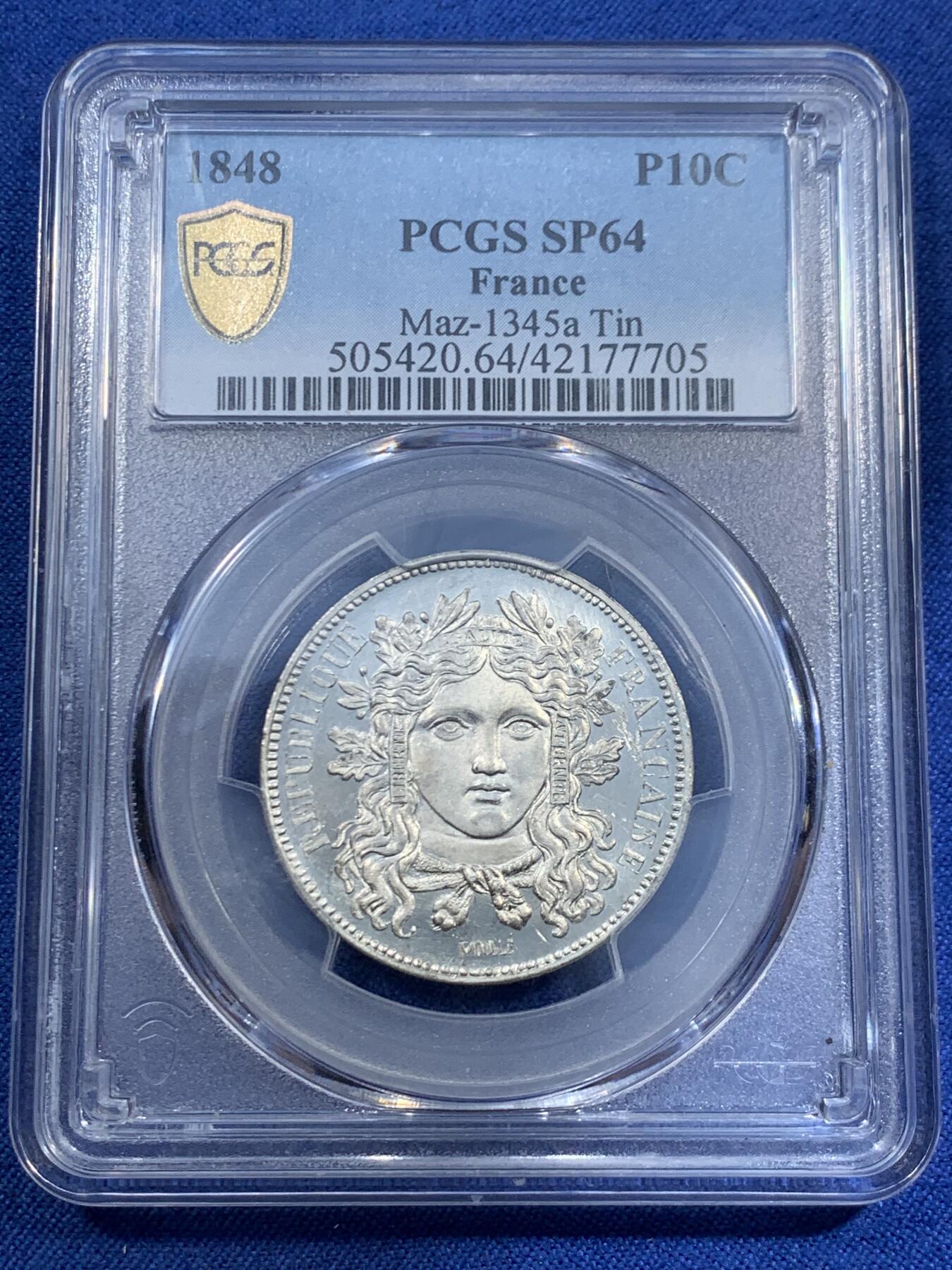 《竞宝斋》第460场 周日，周一，2场连拍 （全场包邮）欢迎送拍 PCGS SP64 亚军分 法国1848年桂冠女神10分样币，标注Essai，镜面感十足。个人非常喜欢此款设计，女神面颊起伏丰满，嘴唇肉嘟嘟，花环发丝的细节精度拉满。人物正面像的雕刻难度很大，此枚堪称同时代的炫技之作。背面支撑有磕