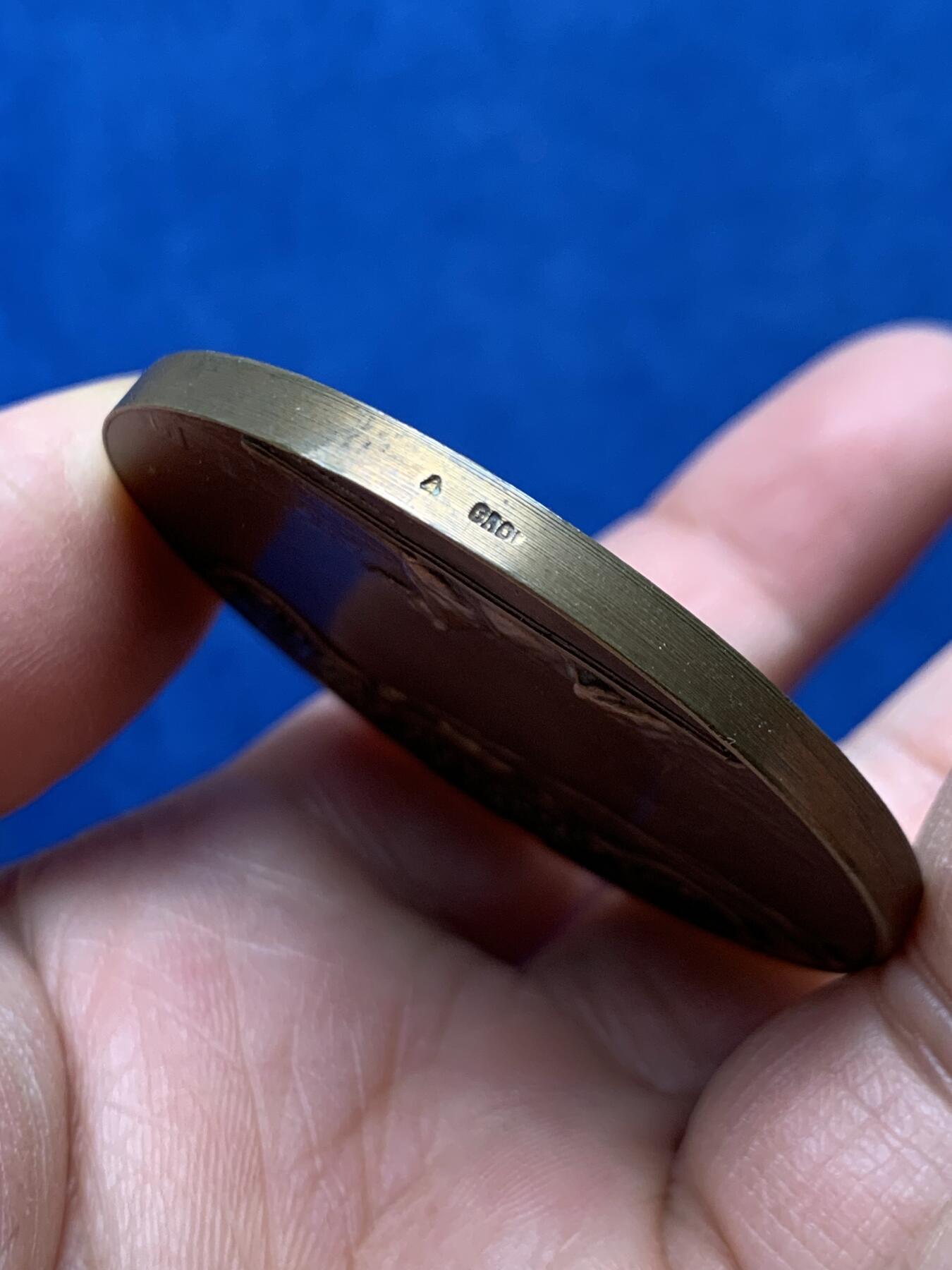 《竞宝斋》第460场 周日，周一，2场连拍 （全场包邮）欢迎送拍 法国北部圣于贝尔猎犬俱乐部纪念章 双面狗狗高浮雕 这样的设计比较少见 大直径 56.5克 50mm