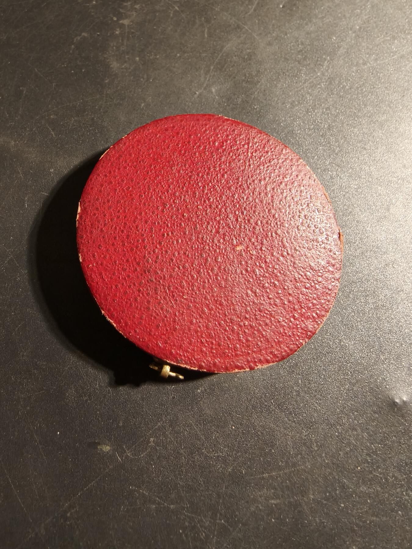 老王徽章第178期 法国1899戛纳和格拉斯地区农业、园艺和驯化协会大银章     原盒     950银      直径41mm     重量35.7g