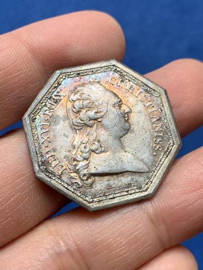 《竞宝斋》第460场 周日，周一，2场连拍 （全场包邮）欢迎送拍 - 法国17XX年路易十六皇家宝藏八角银章，背面花纹组成皇家纹章，原铸无边铭，31.5mm，12.4克