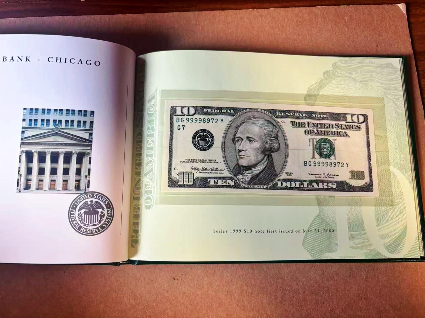 【Blue Auction】世界纸币精拍第777期——18级TOP拍卖/信誉/品质/专业/高效💫  【12区99998972全同号 新版美元首发纪念 BEP原装皮册】美国1999年10美金 内含财政部长签名及各储备区银行图文介绍 仅2000套 全新UNC