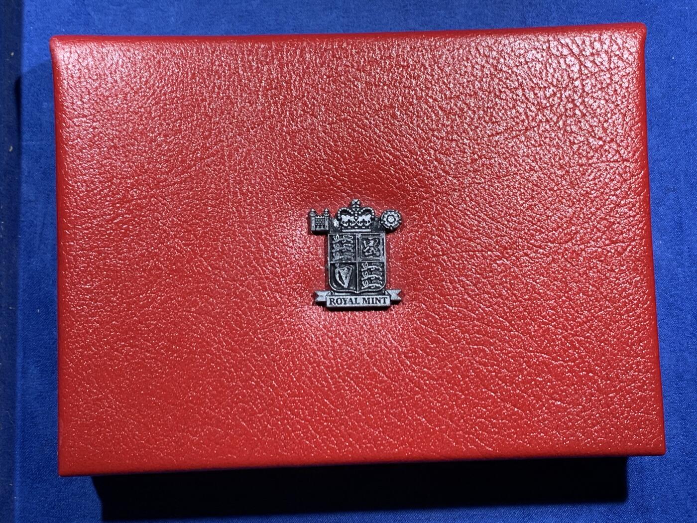 《竞宝斋》第460场 周日，周一，2场连拍 （全场包邮）欢迎送拍 英国1989年精制套币，带2枚2英镑权利法案300周年精致纪念币，9枚币，品相精美，高档盒装