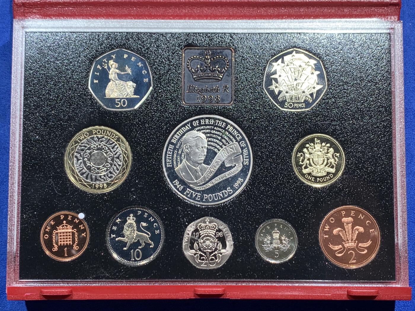 《竞宝斋》第460场 周日，周一，2场连拍 （全场包邮）欢迎送拍 英国1998年精制套币，带1枚查尔斯50岁生日纪念币，10枚币，品相精美，高档盒装