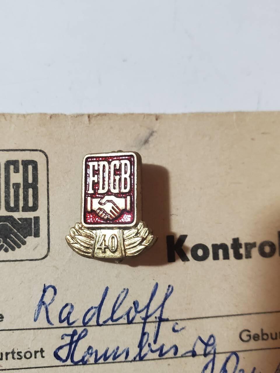 韵星假日拍卖第三十八期 -- Rimey Holidays Auction 38 民主德国工会40年荣誉成员证章 带临时证书一张 