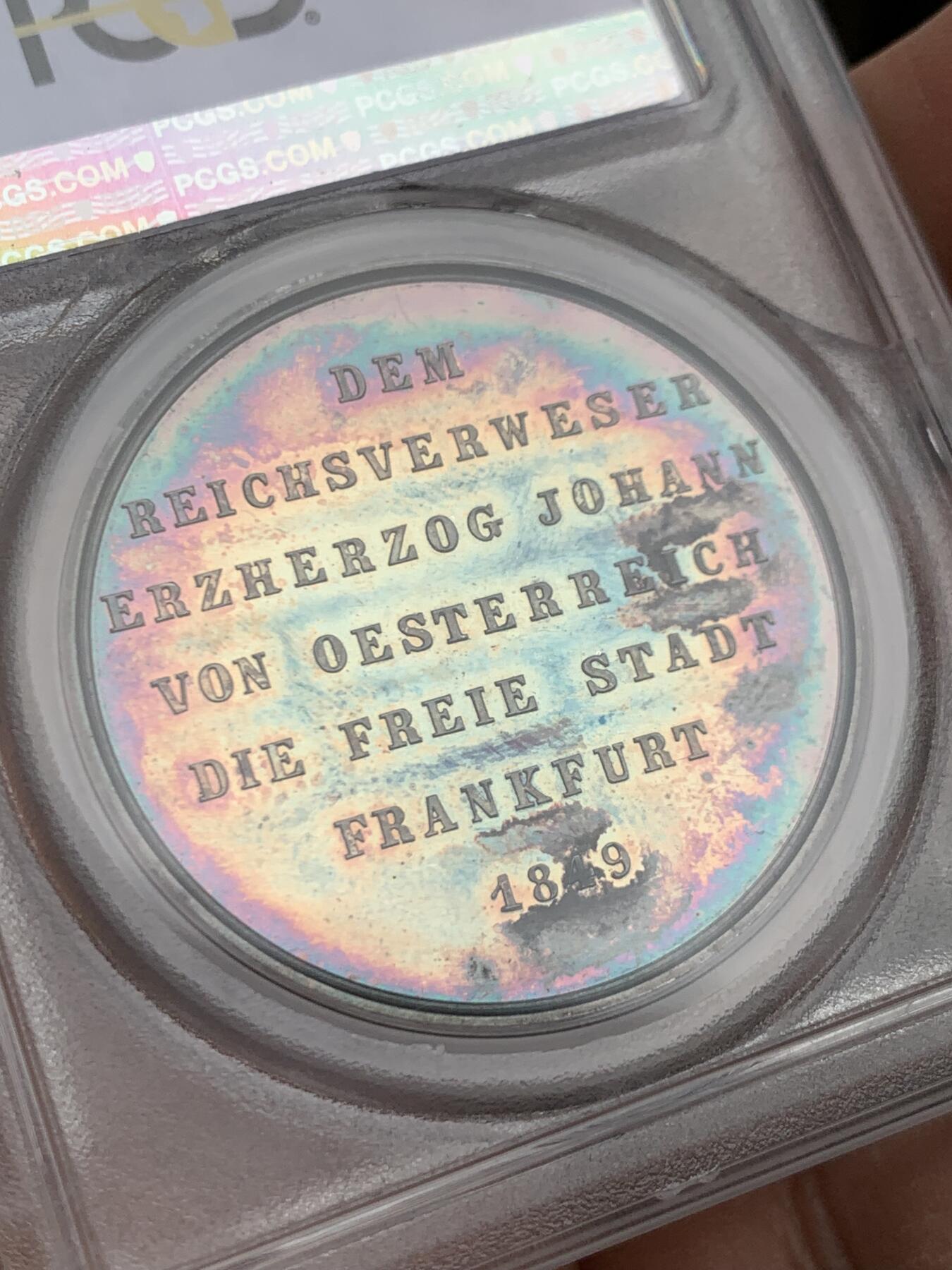 《竞宝斋》第460场 周日，周一，2场连拍 （全场包邮）欢迎送拍 PCGS SP63 德国1849年奥地利大公约翰纪念银章，该章是法兰克福自由市表彰其在德意志邦联议会中的贡献。大公约翰是奥地利哈布斯堡家族成员，在1848年革命期间被选为德意志邦联的摄政王，负责协调各邦国事务。加厚盒，盒子有裂，包浆五彩，细节见图。