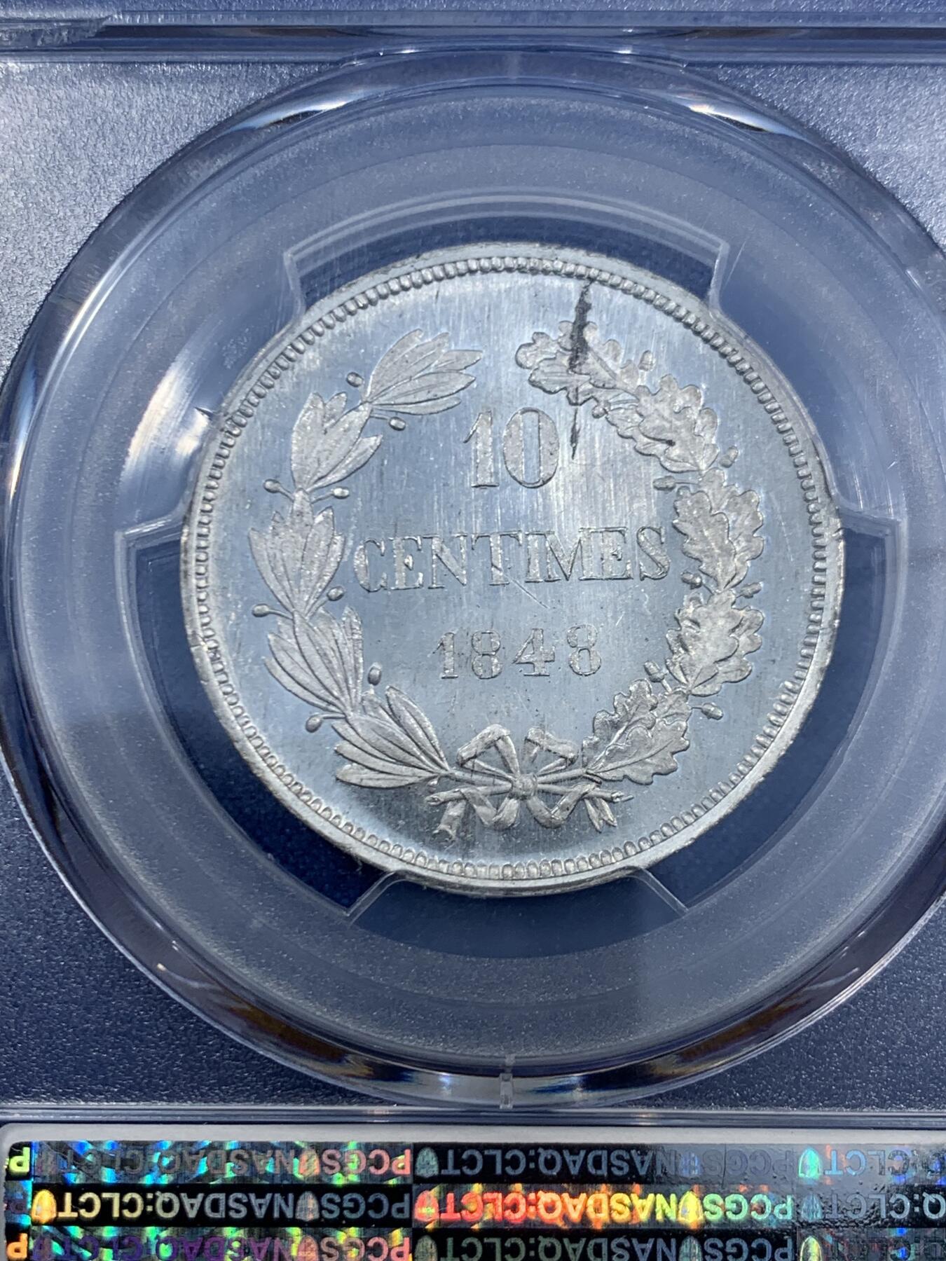 《竞宝斋》第460场 周日，周一，2场连拍 （全场包邮）欢迎送拍 PCGS SP64 亚军分 法国1848年桂冠女神10分样币，标注Essai，镜面感十足。个人非常喜欢此款设计，女神面颊起伏丰满，嘴唇肉嘟嘟，花环发丝的细节精度拉满。人物正面像的雕刻难度很大，此枚堪称同时代的炫技之作。背面支撑有磕