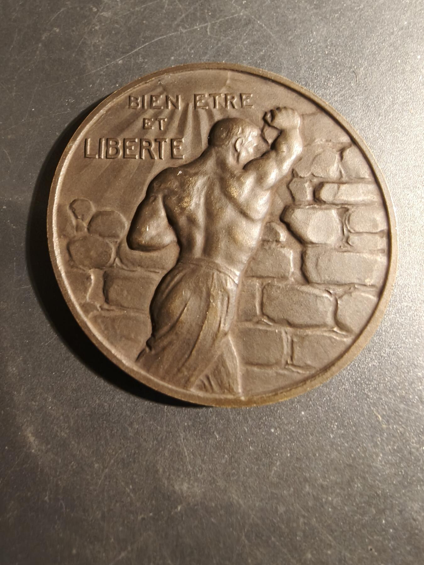 老王徽章第178期 1951年诺贝尔和平奖得主、法国工会领袖莱昂·茹奥克斯大铜章      铭文为“幸福与自由“      直径58mm     重量86.2g