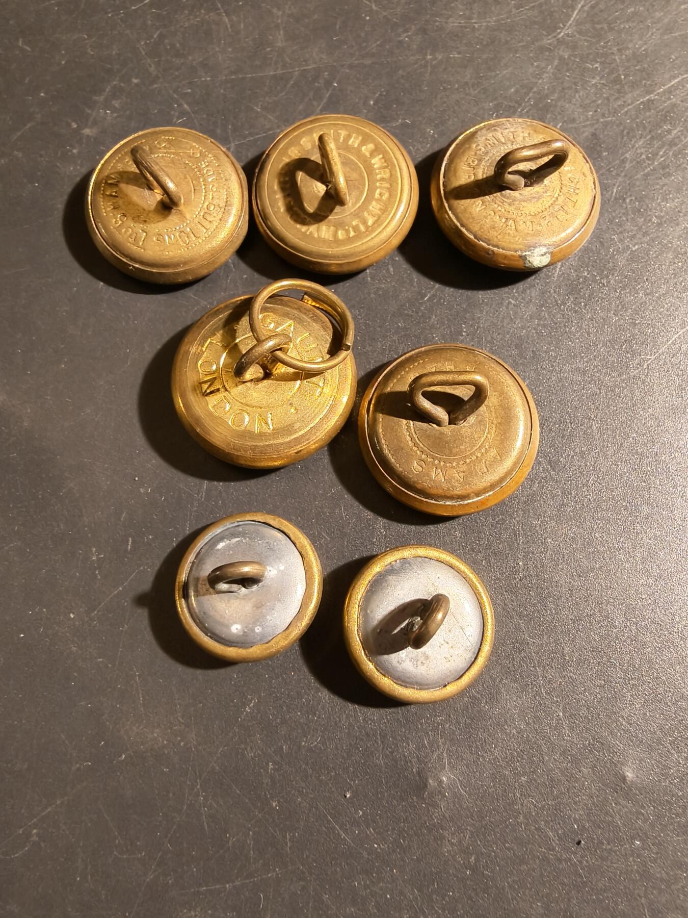 老王徽章第178期 英国皇家空军二战制服铜扣一组7枚      5枚25mm    2枚19mm