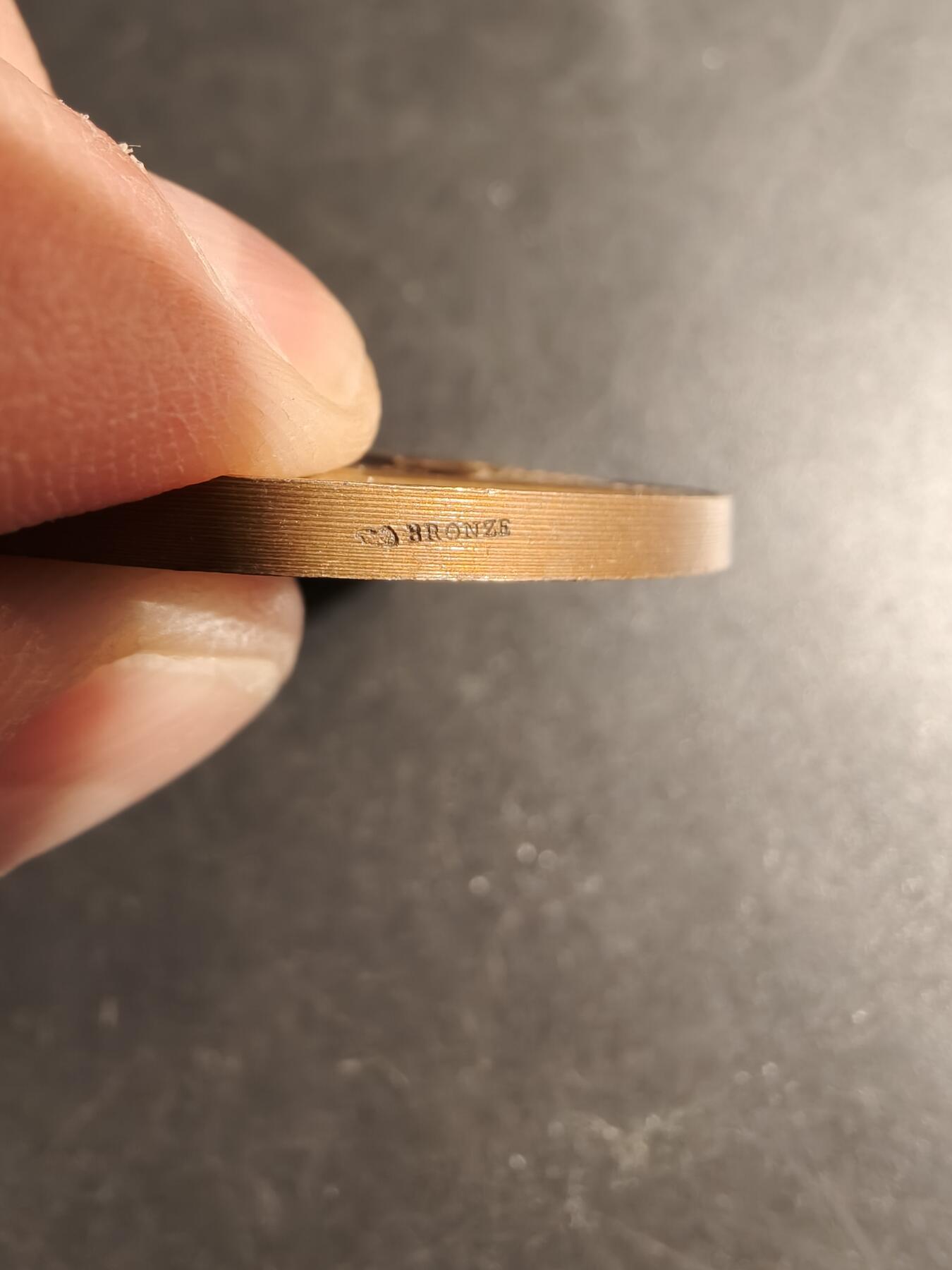 老王徽章第178期 法国工业女神大铜章     直径50mm    重量60g