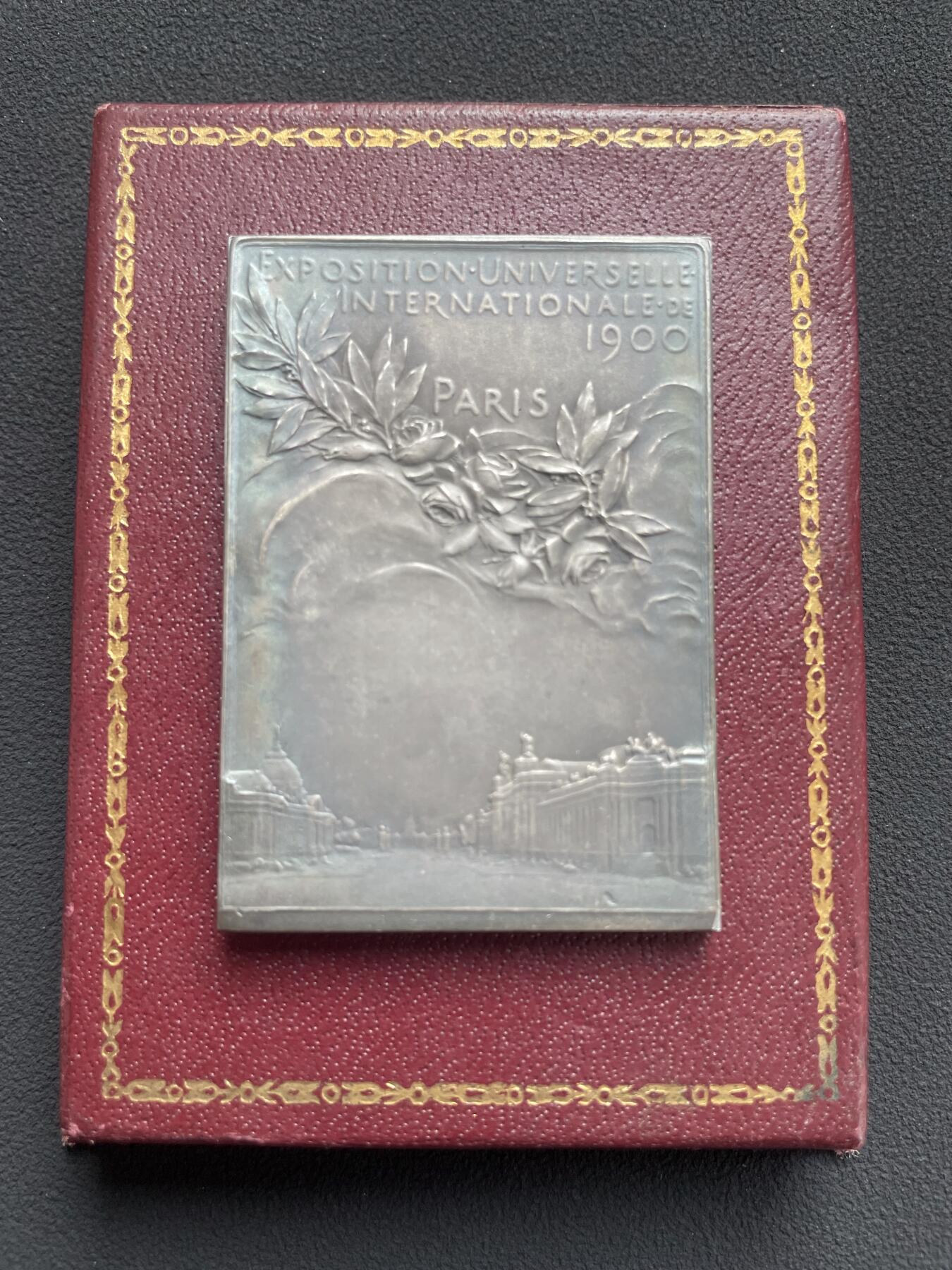 「木头集藏」章牌精品专场！ O.Roty～1900年法国世纪之交原盒镀银铜章，尺寸: 51 x 36 mm， 边铭: 丰饶角 BRONZE ，少见原盒正常使用，同款收藏佳品！正面青少的小天使象征着新世纪，昏睡过去的女子代表着十九世纪，天使垫着脚从女子手中取出熊熊燃烧的火炬寓意着新旧世纪的交接!