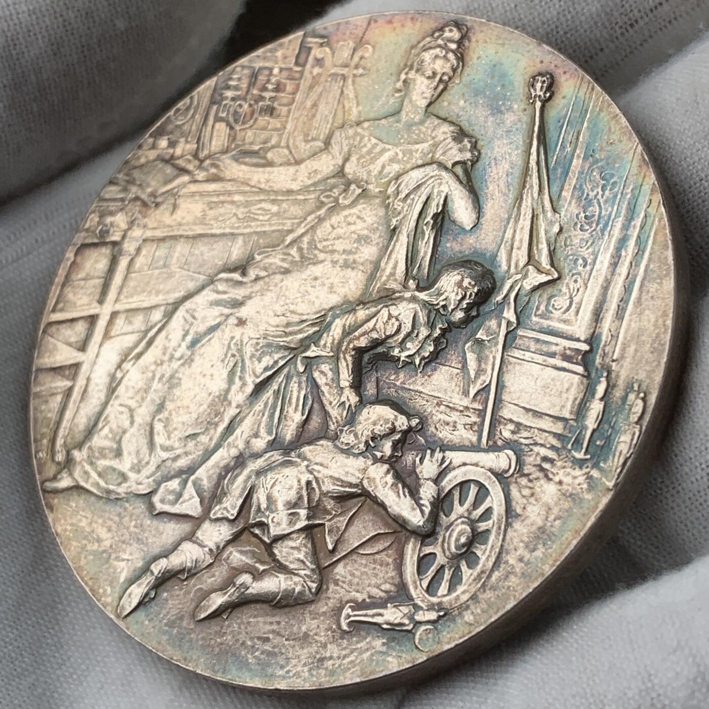 掌中浮雕-藏着的欧洲第050场 1901年王后露易丝镀银铜章， 60.5mm，R. Mayer雕刻，背面是王后看着两个王子玩耍。非常温馨！