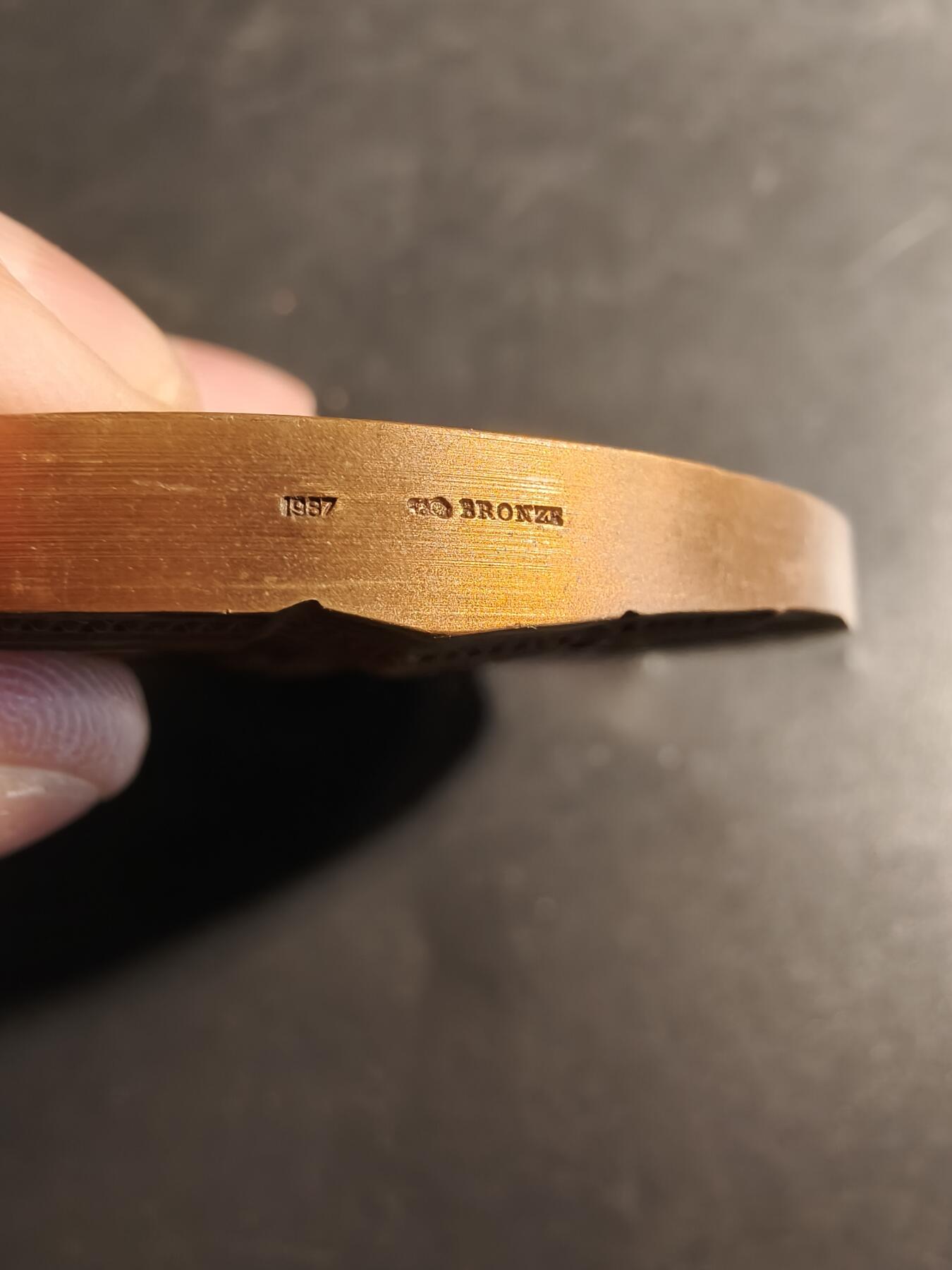 老王徽章第178期 法国阿格德市圣埃蒂安大教堂大铜章    希腊语铭文为“祝你好运”   Garo Coutre作品     直径 70mm    重量217.3g 