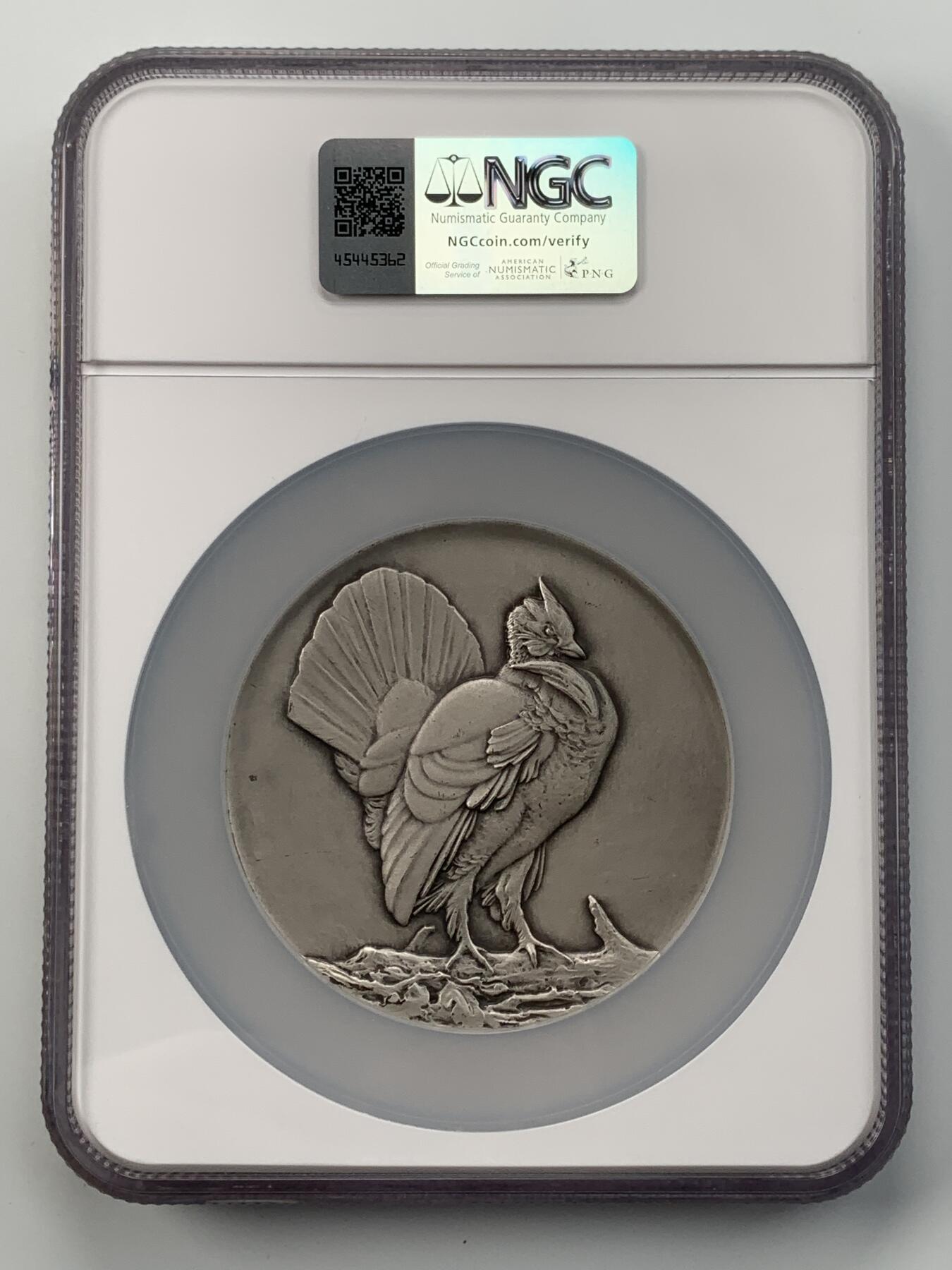 掌中浮雕-藏着的欧洲第050场 NGC MS64 : 1930年美国章牌协会#001号银章——猎人与狗  , 72mm，裸章重190g， 雕刻师：Laura Gardin Fraser ，正面：Hunter and dog 猎人与狗， 反面：Ruffed grouse 环羽松鸡 ，银章仅发行125枚
