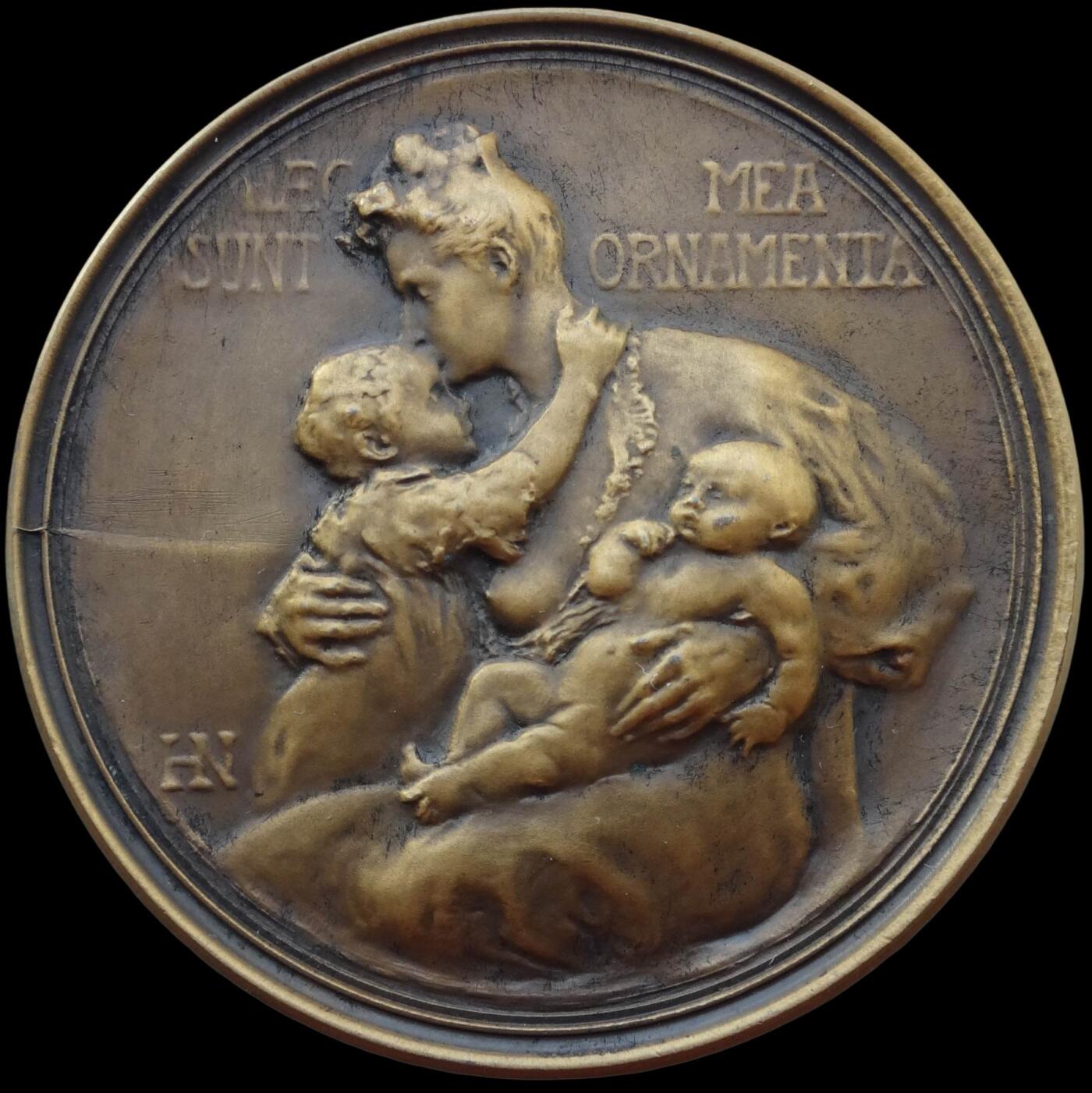 「木头集藏」章牌精品专场！ 法国Henry Nocq～SAMF协会13号作品铜章“我的珍宝”，MS64 ，母爱题材经典章牌，品相极佳。法兰西章牌之友协会（SAMF）1901年发行，52mm，铜章发行量仅151枚，边铭丰饶角+BRONZE+火蝾螈+限量编号252。  SAMF协会章是法国新艺术章牌最杰出的代表，历来受到章牌收藏者的追捧。