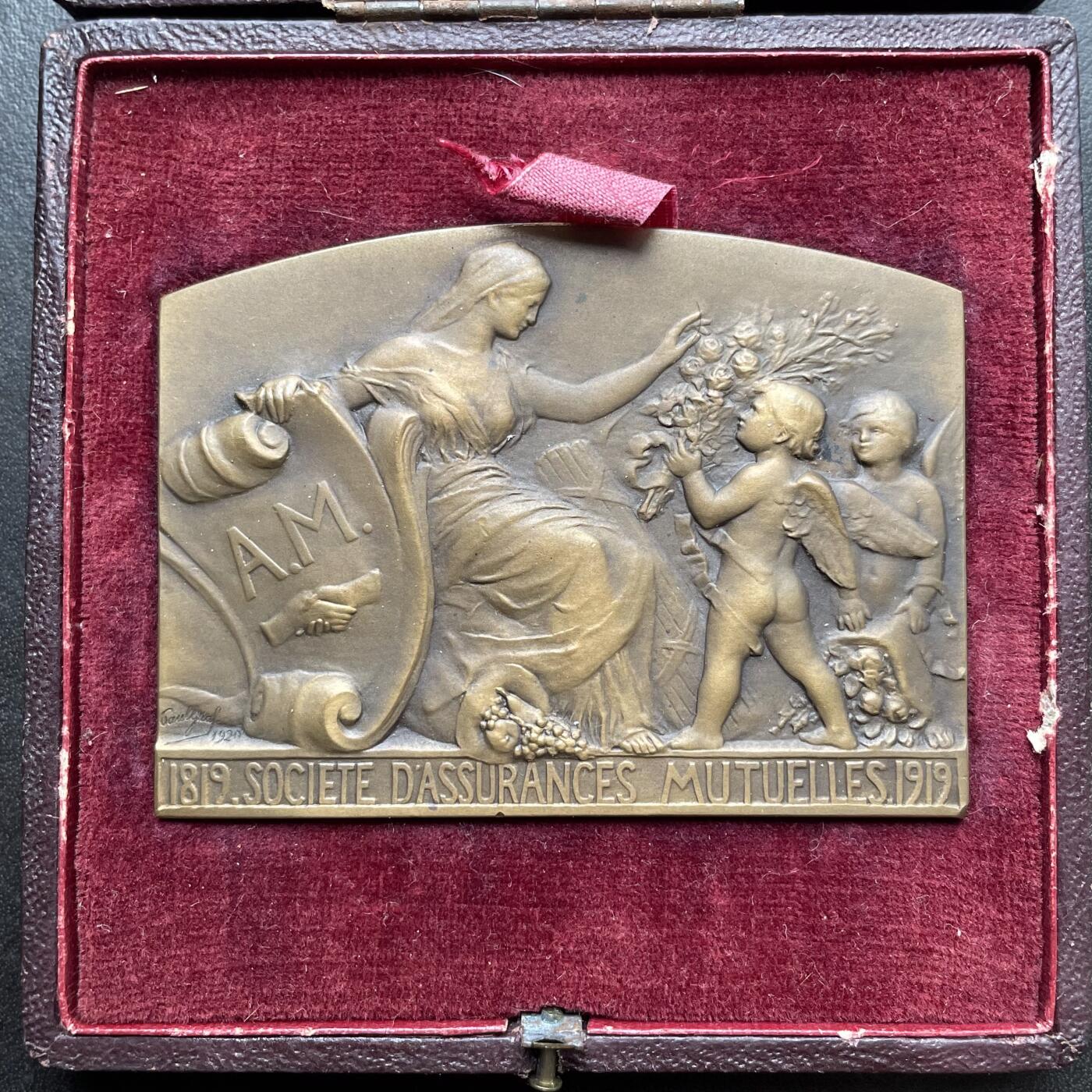 「木头集藏」章牌精品专场！ 1919年法国互助保险原盒铜奖章，尺寸：69.7 × 51.3 mm，102.5 g，边铭：BRONZE，双面刻画，少见铜章，原盒正常使用，品相很不错。