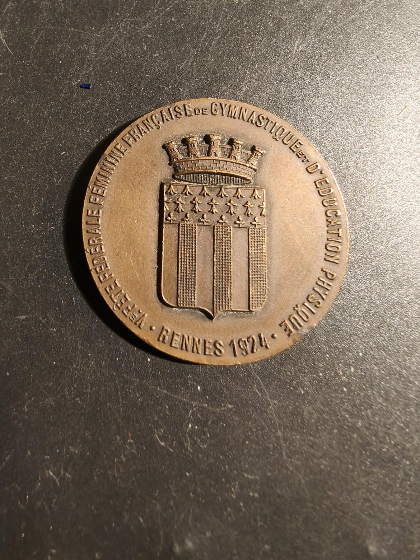 老王徽章第178期 1924年雷恩法国女子体操与体育教育联合会大铜章    直径35mm    重量20g