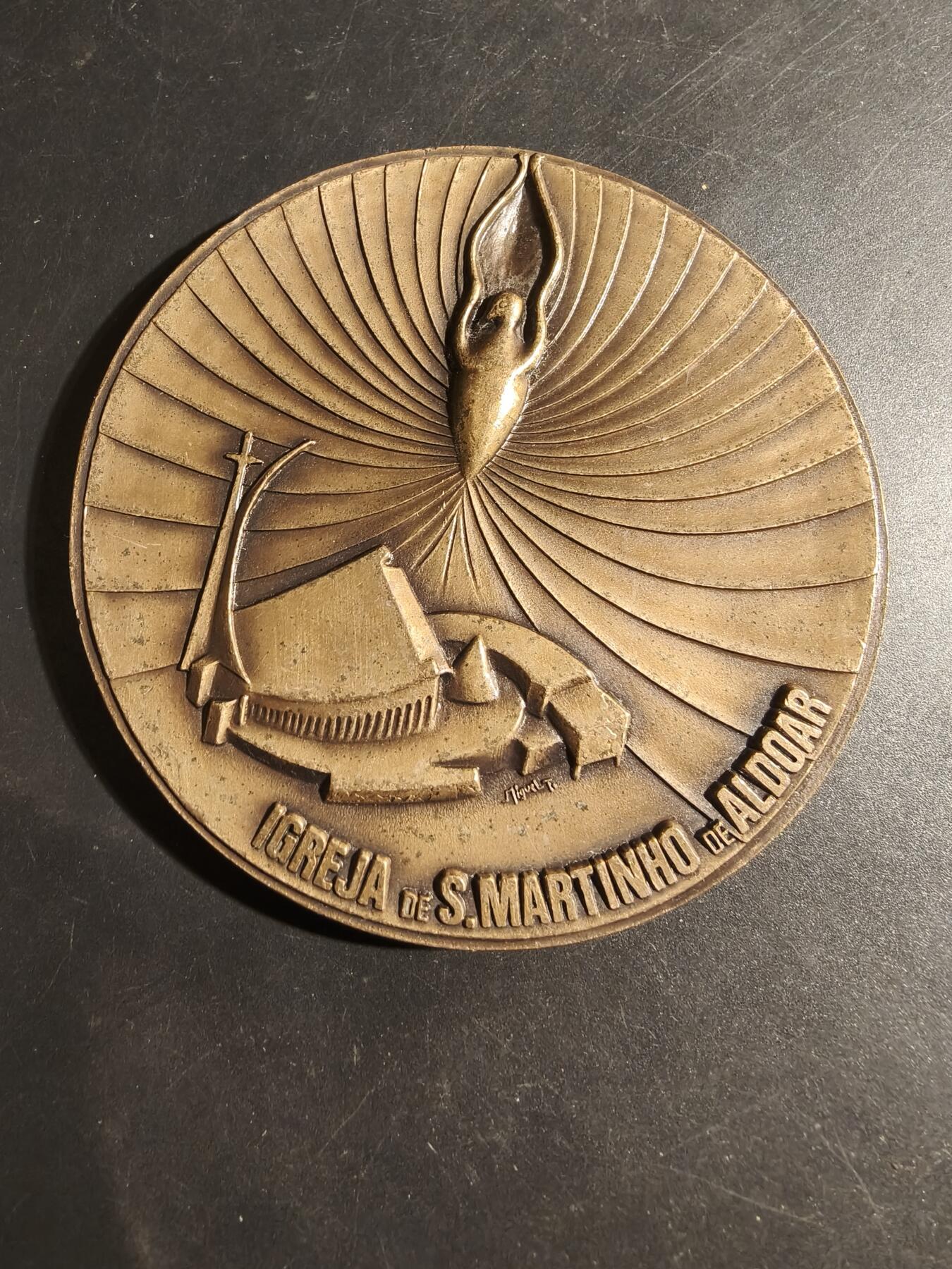 老王徽章第178期 葡萄牙波尔图阿尔多亚尔圣马蒂纽教堂大铜章    正面为屠龙者圣乔治     该章铸造1000枚编号83      直径88mm     重量245.7g 