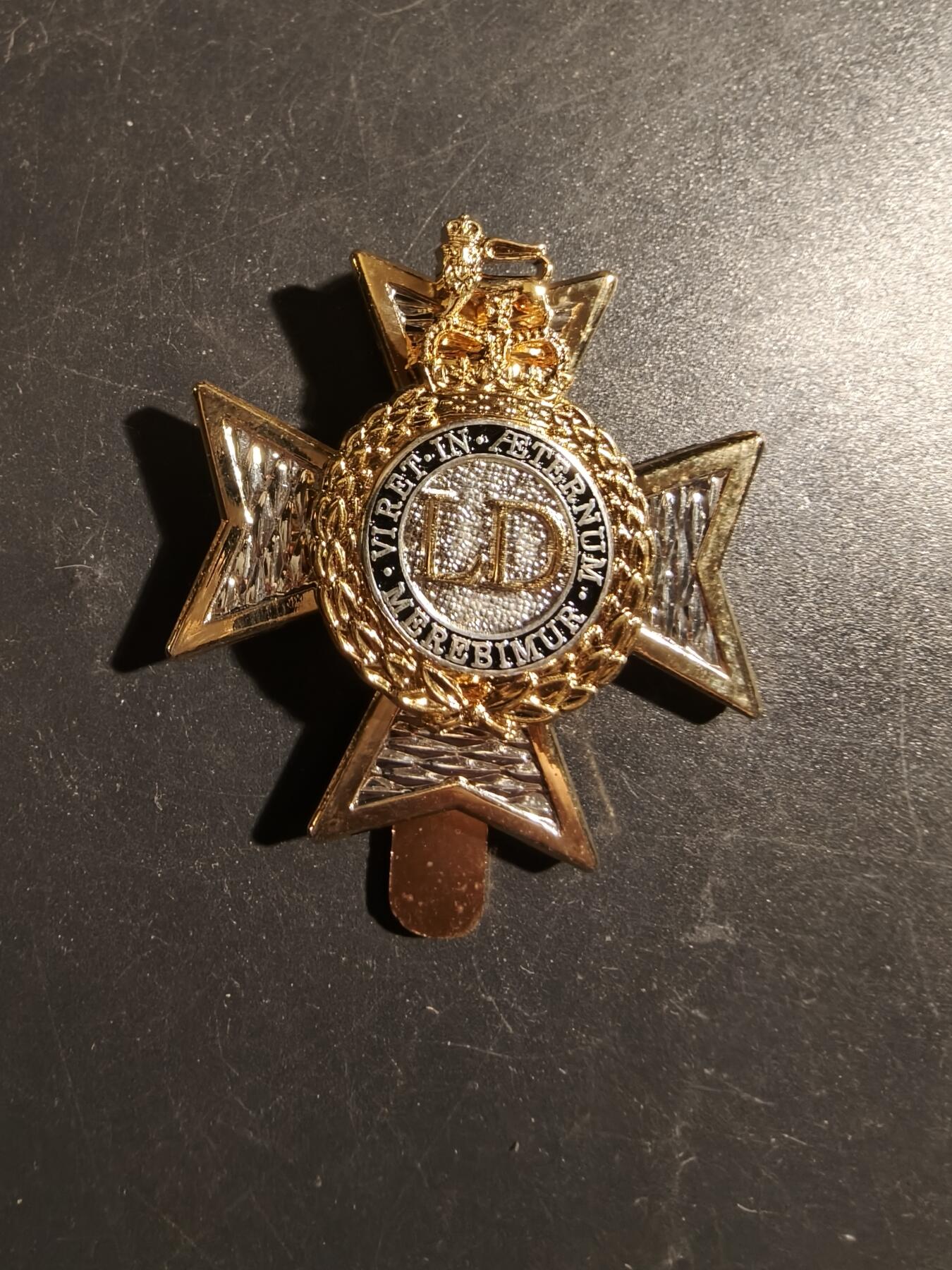 老王徽章第178期 英国陆军第22轻龙骑兵团帽徽    女王早期