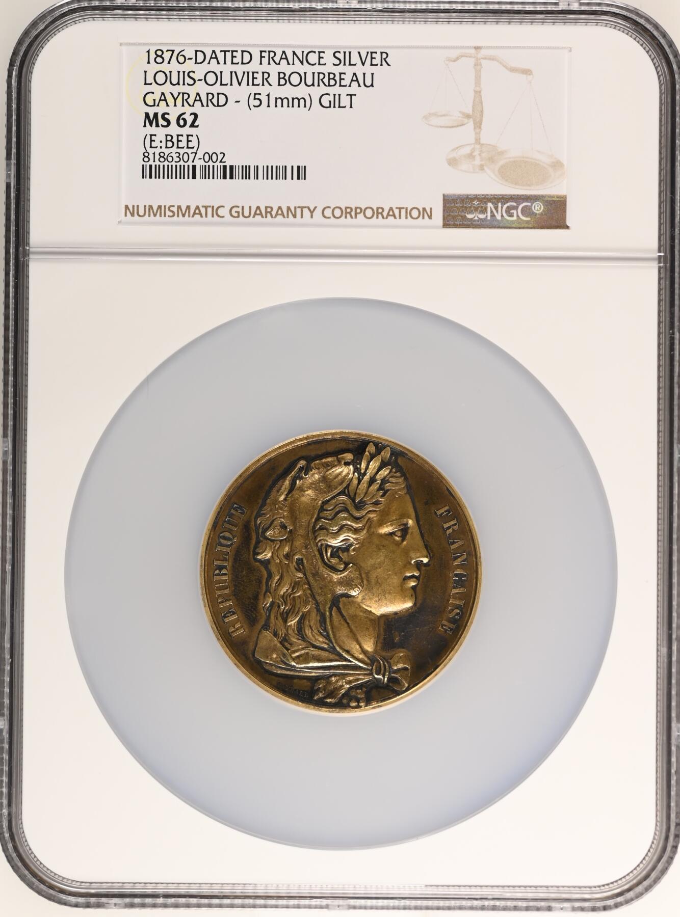 「木头集藏」章牌精品专场！ 1876年法国参议院镀金银章，MS 62，   直径：51 mm，66.6  g，边铭：蜜蜂 ARGENT （1860-1879年），获奖人： 埃米尔·布尔博（Émile Bourbeau），担任参议员期间，他积极为北部地区争取铁路建设与工业补贴，推动了加来海峡省的煤炭与纺织业发展。少见镀金银版，高浮雕刻画，品相不错。