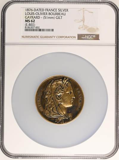 「木头集藏」章牌精品专场！ - 1876年法国参议院镀金银章，MS 62，   直径：51 mm，66.6  g，边铭：蜜蜂 ARGENT （1860-1879年），获奖人： 埃米尔·布尔博（Émile Bourbeau），担任参议员期间，他积极为北部地区争取铁路建设与工业补贴，推动了加来海峡省的煤炭与纺织业发展。少见镀金银版，高浮雕刻画，品相不错。