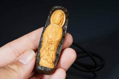 上海都达杂项专场七十三【全场包邮】 天然海南沉香镶嵌黄杨木精雕《南海观音》挂件 附鉴定证书86-283