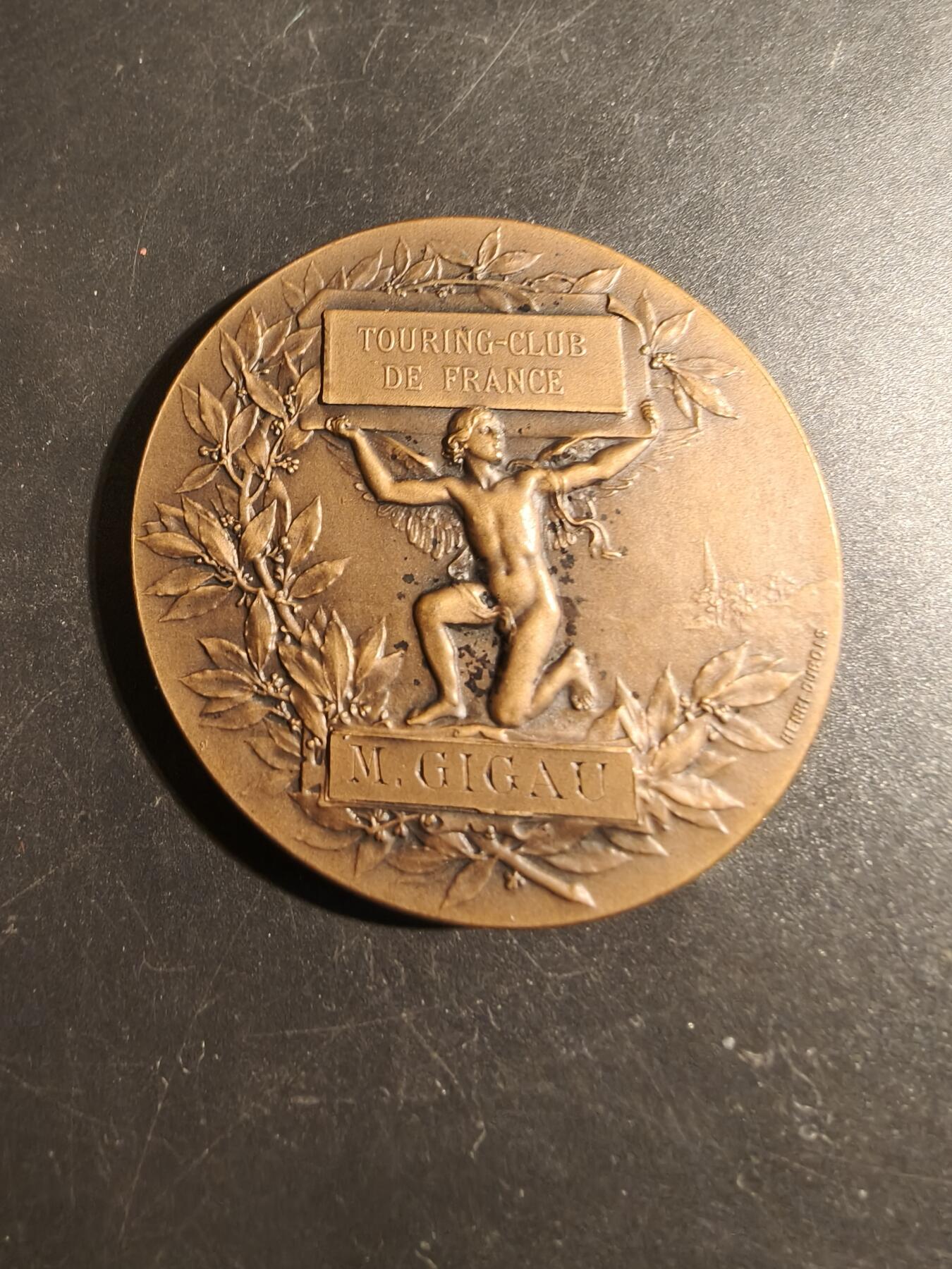 老王徽章第178期 法国旅游俱乐部大铜章    阿尔菲杜布瓦作品    直径50mm    重量70g