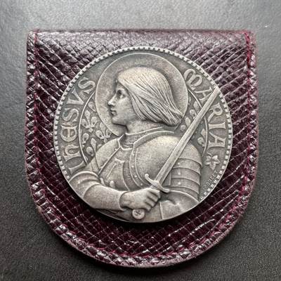 「木头集藏」章牌精品专场！ - A.Poncet～法国 圣女贞德形象 里昂《新报》纪念银章，直径：38.6 mm，26.7 g，边铭：菱形厂标 ARGENT，罕见银章，正面刻画法国民族英雄 圣女贞德，原皮套正常使用！