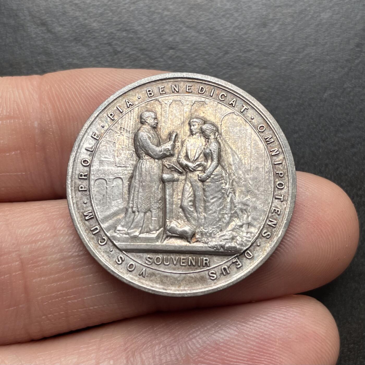 「木头集藏」章牌精品专场！ 1892年法国婚礼纪念银章，直径：28 mm，10 g，边铭：丰饶角 ARGENT，品相不错。