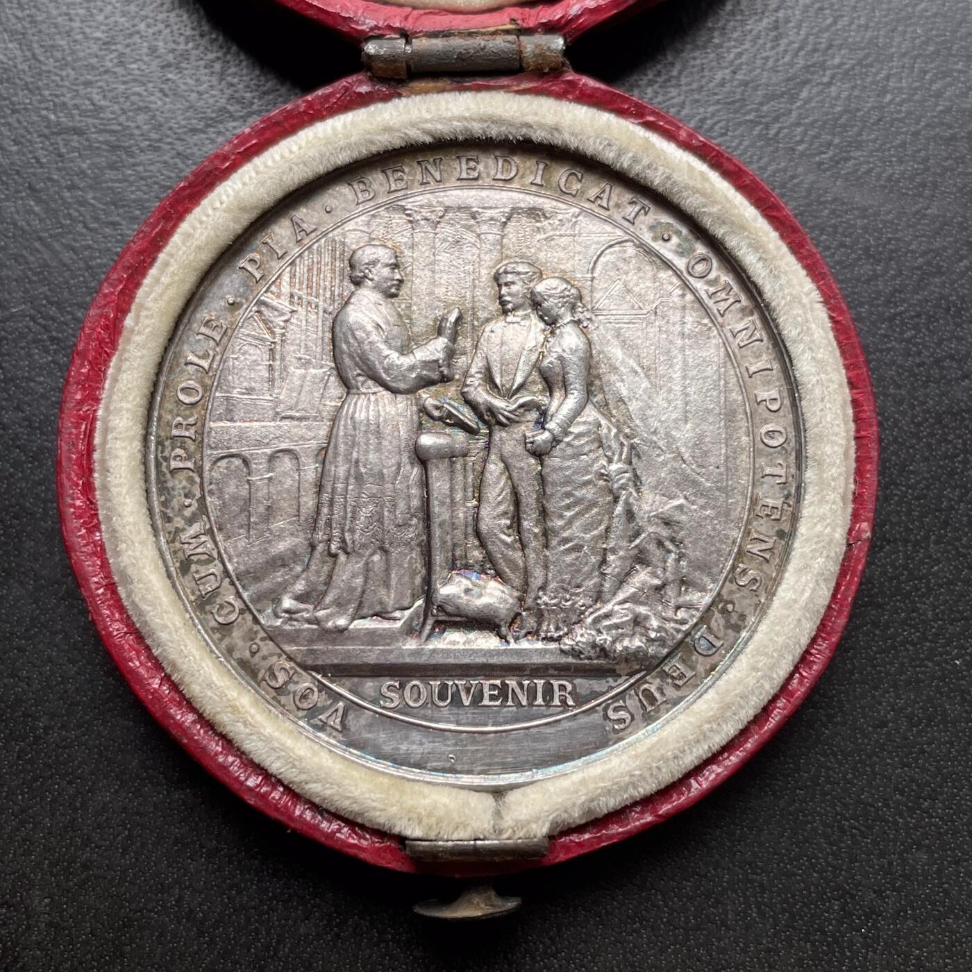 「木头集藏」章牌精品专场！ 法国婚礼纪念原盒银章，直径：36.8 mm，16.4 g，边铭：菱形厂标 ARGENT 950/1000，彩色氧化，品相不错，原盒正常使用。