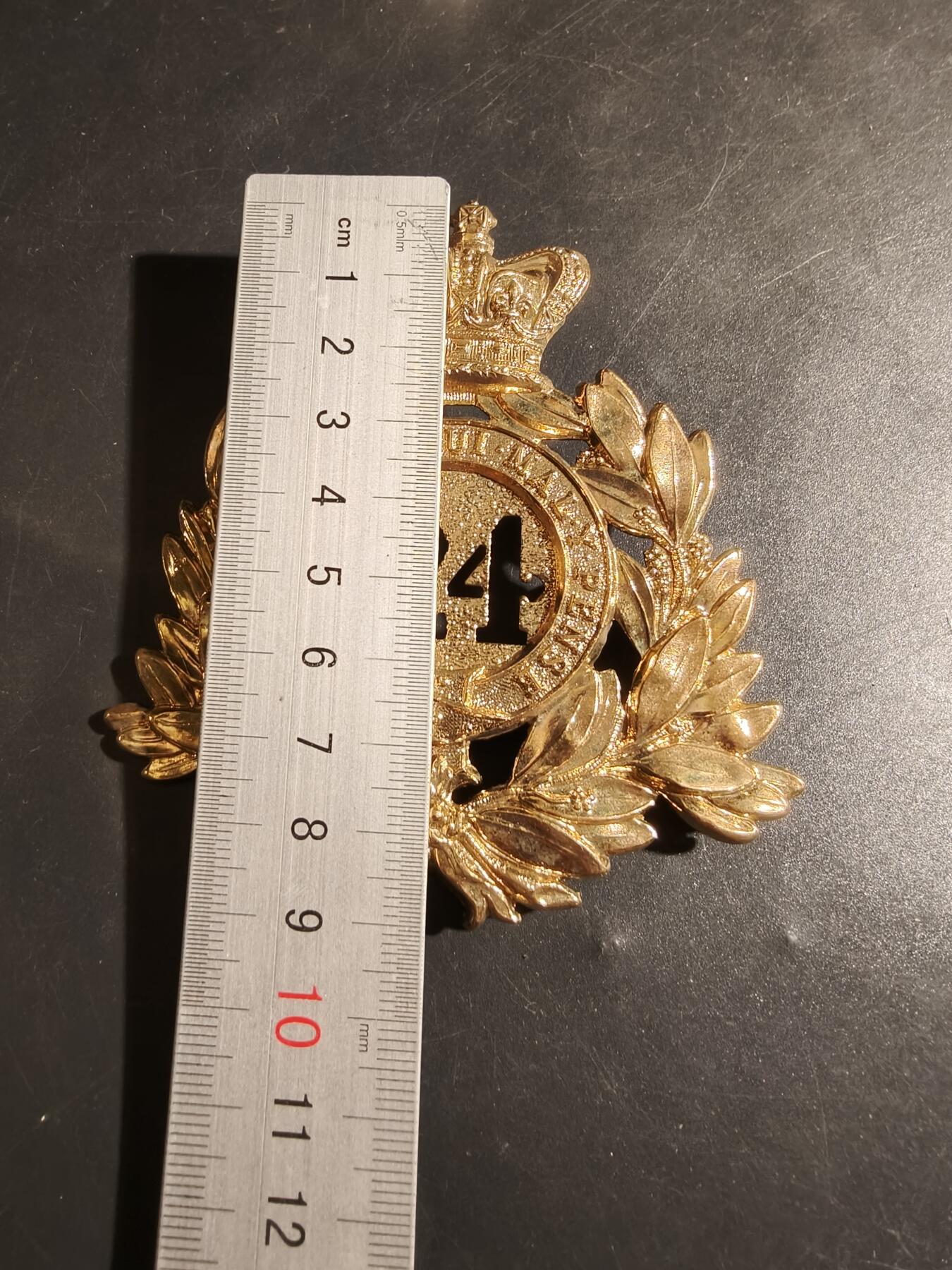 老王徽章第178期 英国陆军第24步兵团(南威尔士边境团)大型沙柯帽徽     维多利亚女王时期     尺寸90×90mm
