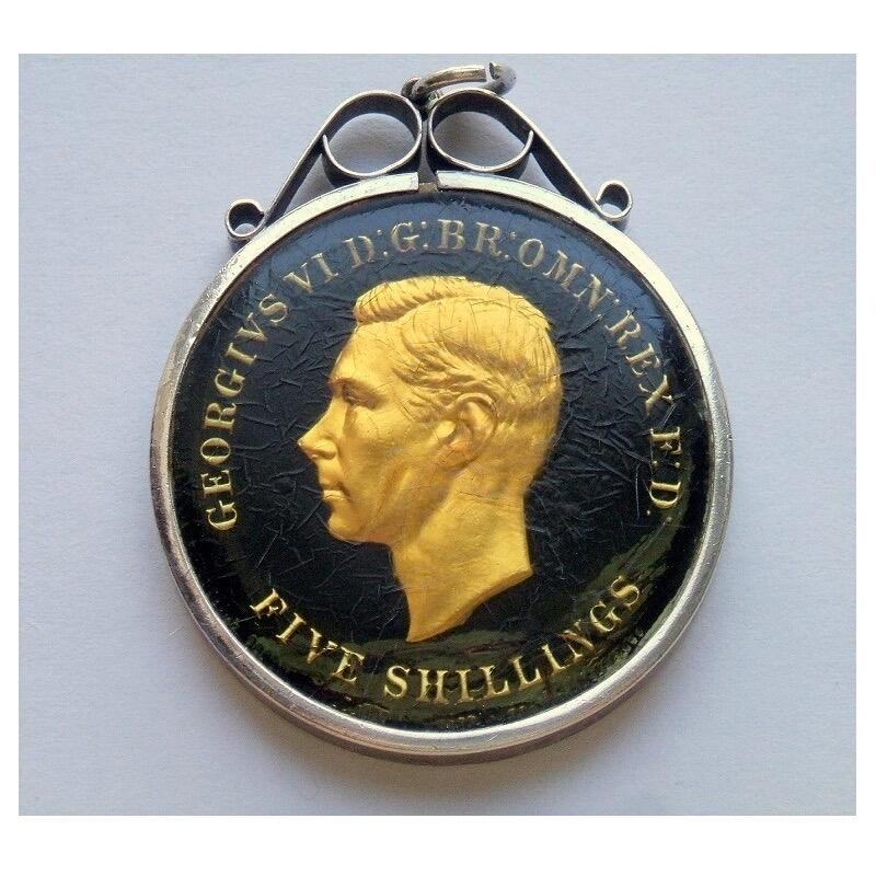 纯手工 英国1951年 经典屠龙马剑乔治六世珐琅彩镀金高浮雕精制币章吊坠 带银环 40MM