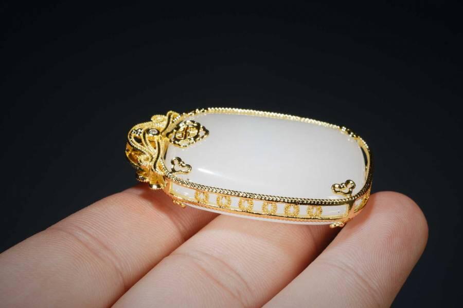 上海都达杂项专场五（全场包邮） 和田羊脂白玉嵌镀金 平安无事牌挂件87-5