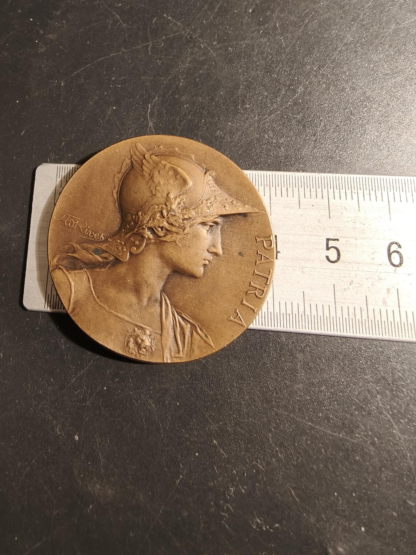 老王徽章第178期 法国土伦115步兵团老兵协会大铜章     大师里维特作品     直径40mm    重量27.4g