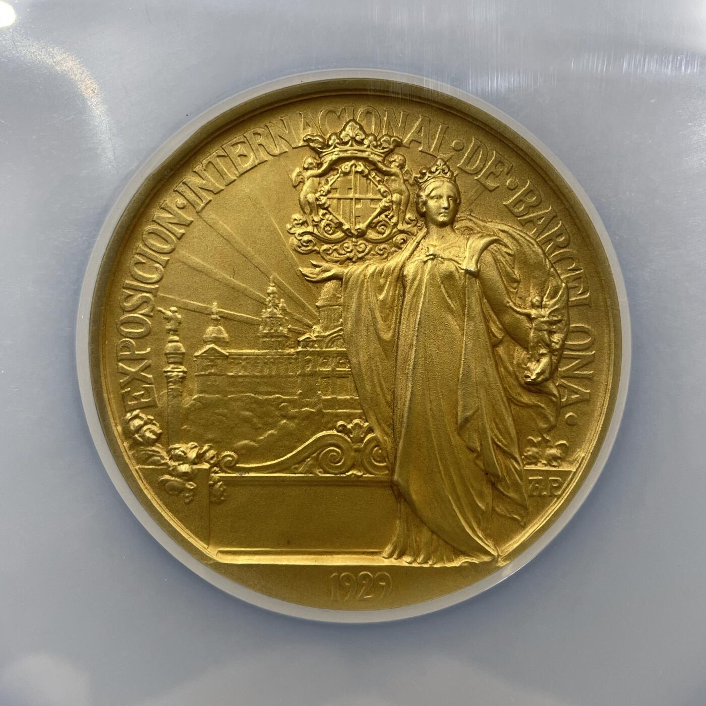 「木头集藏」章牌精品专场！ H. Parera～1926年西班牙巴塞罗那世博会镀金银章，MS63 ，直径：50mm，73 g，品相很漂亮，边铭标有含银量916。正面是阿方索十三世国王与尤金妮亚王后，背面是巴塞罗那纹章、巴塞罗那女神与世博会场馆。