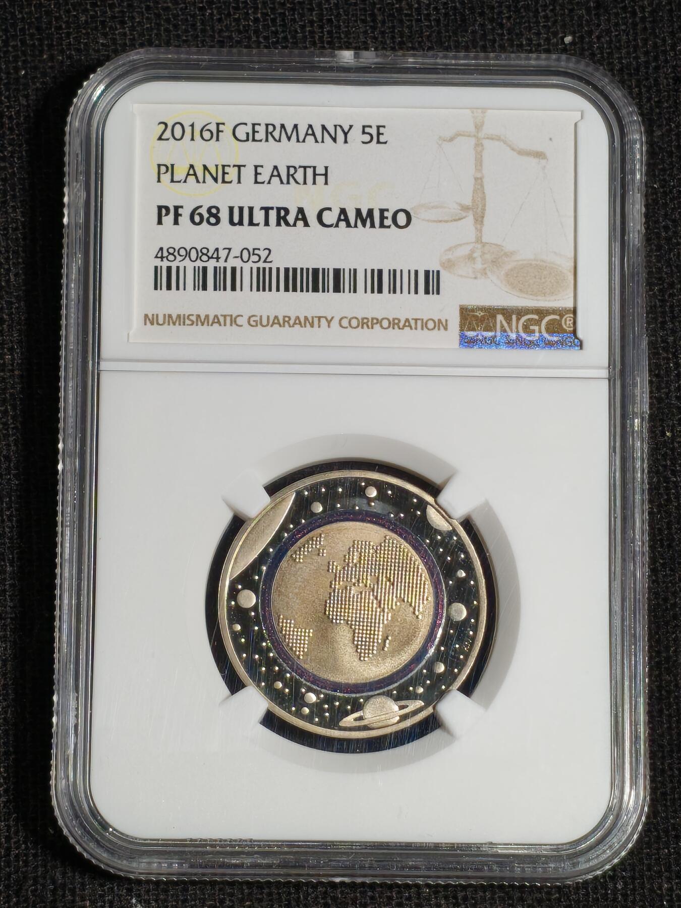 刘世昌艺术品销售中心～虎踞龙蟠*金杨在线联拍群第516期  德国2016年“蓝色地球”高分子聚合物铜镍合金5欧元纪念币（NGC PF68UC 串号：4890847-052）1枚。此币荣获当年世界硬币大奖赛～“最佳创意币”奖。