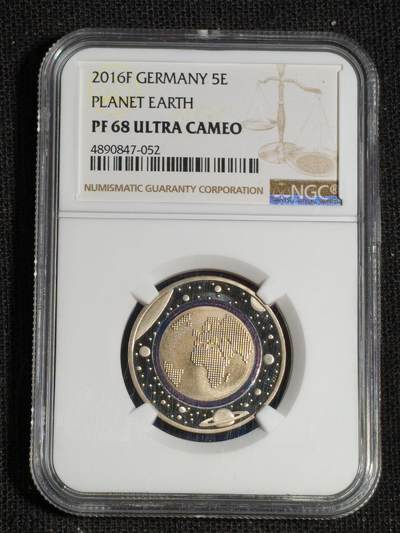 刘世昌艺术品销售中心～虎踞龙蟠*金杨在线联拍群第516期 -  德国2016年“蓝色地球”高分子聚合物铜镍合金5欧元纪念币（NGC PF68UC 串号：4890847-052）1枚。此币荣获当年世界硬币大奖赛～“最佳创意币”奖。