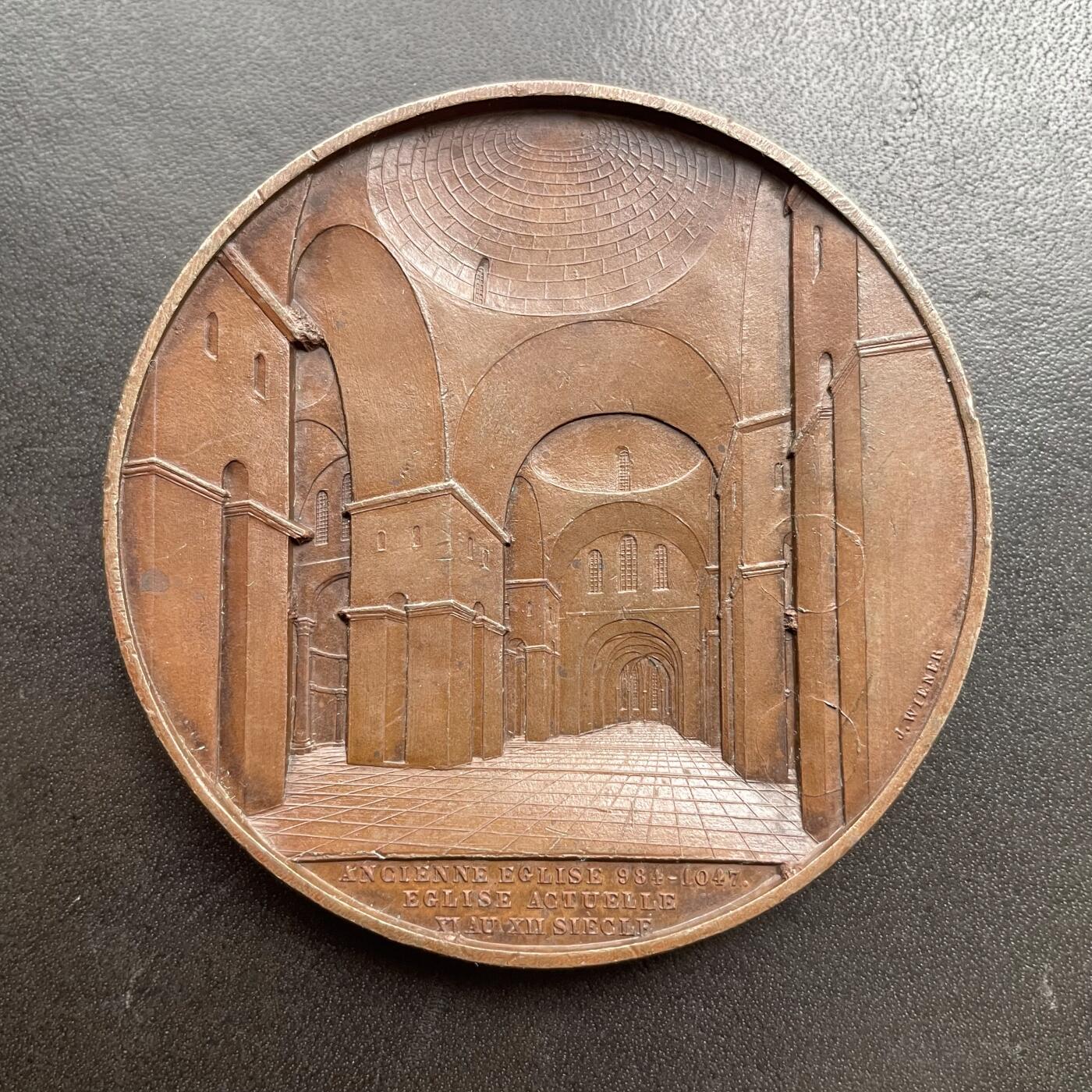 「木头集藏」章牌精品专场！ J Wiener～1854年法国佩里格圣弗龙大教堂铜章 ，直径：59mm，品相很好，著名的维纳（Wiener）教堂系列作品中的一枚，欧洲古典建筑章牌的典范，作为佩里格教区的主教座堂，自中世纪起就是法国西南部重要的宗教中心，见证了多尔多涅地区的宗教与社会变迁，1840年被列为法国历史古迹。