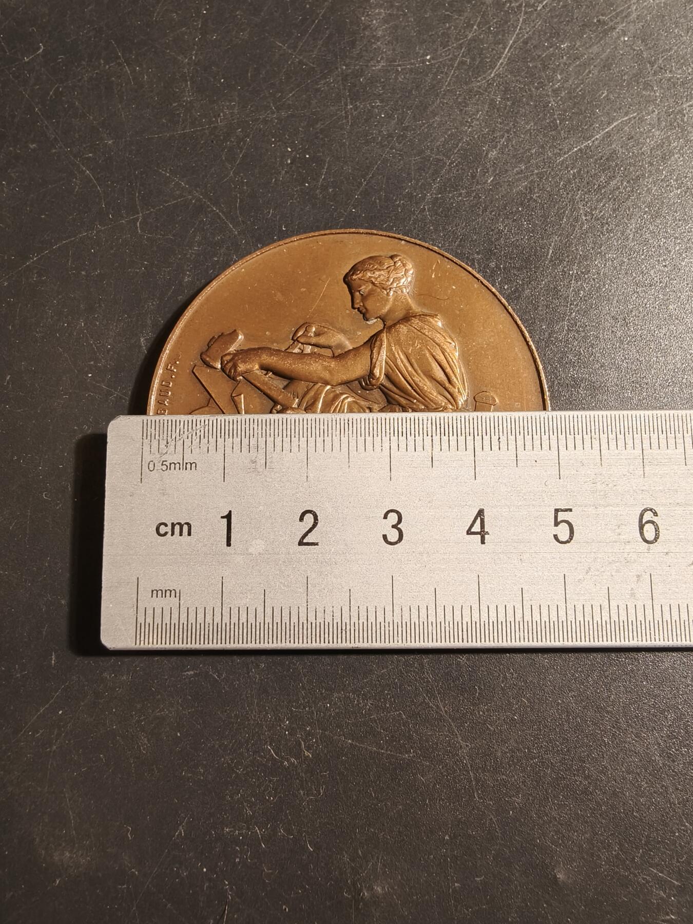 老王徽章第178期 法国工业女神大铜章     直径50mm    重量60g