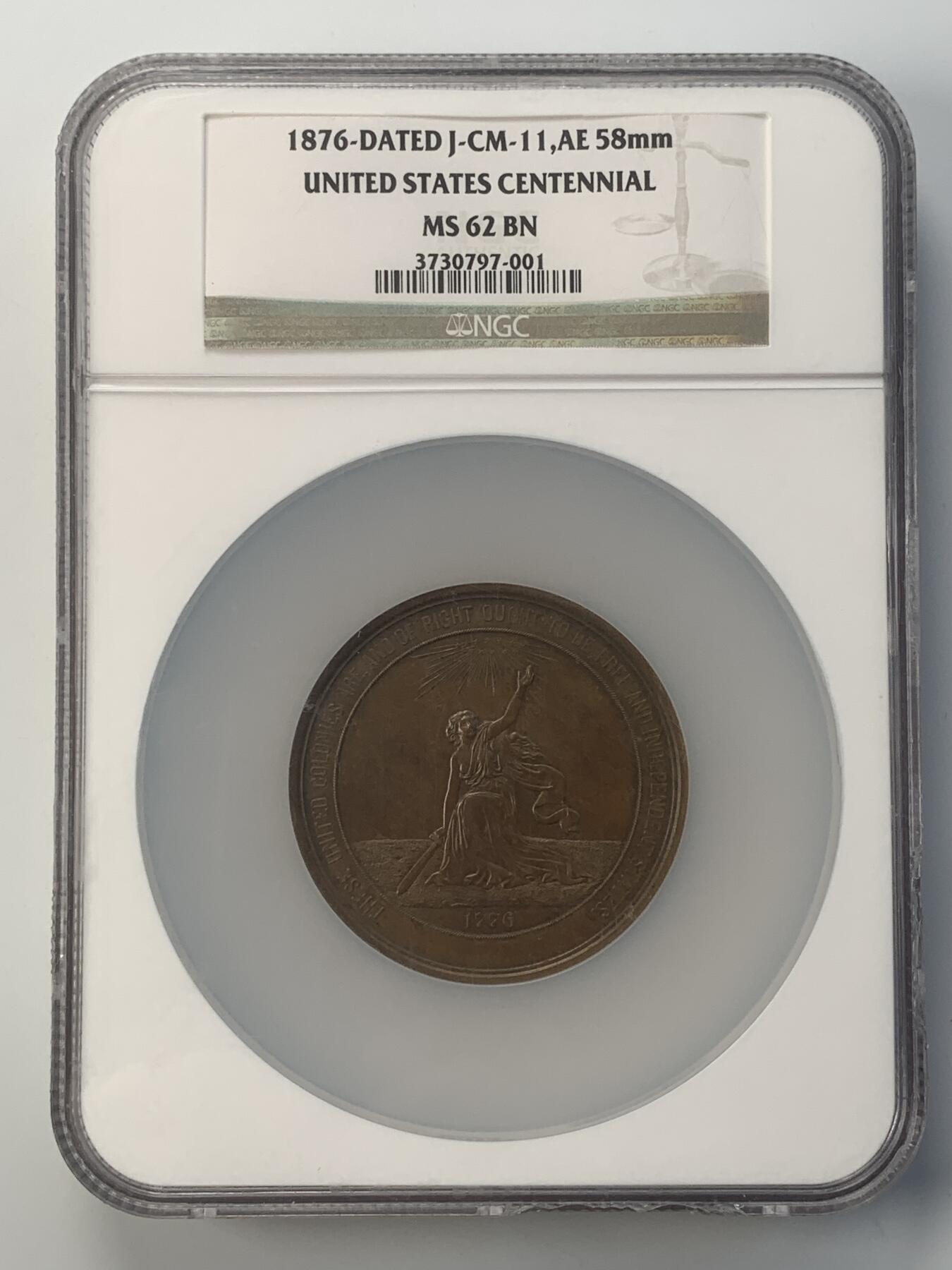 掌中浮雕-藏着的欧洲第050场 NGC MS62 : 1876年美国独立百年纪念铜章，58mm，盒子边缘有破损如图