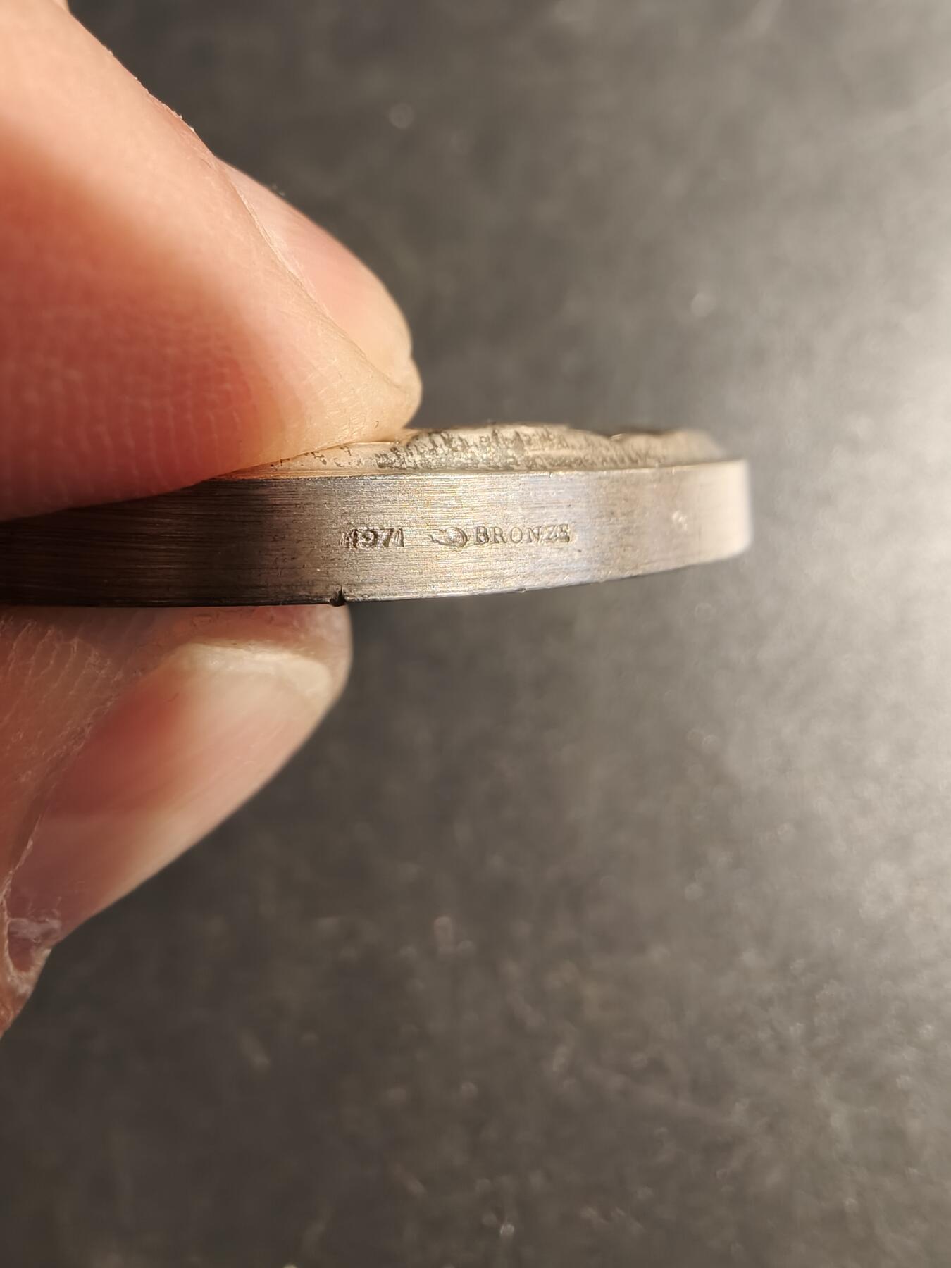 老王徽章第178期 法国天文学家和数学家奥本·勒维耶镀银大铜章     他是海王星的发现者     直径53mm    重量85.5g