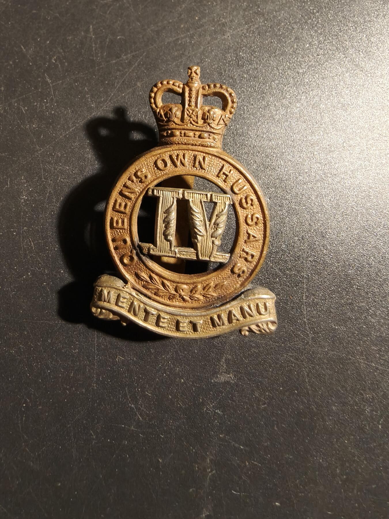 老王徽章第178期 英国陆军女王第4骠骑兵团帽徽    女王早期