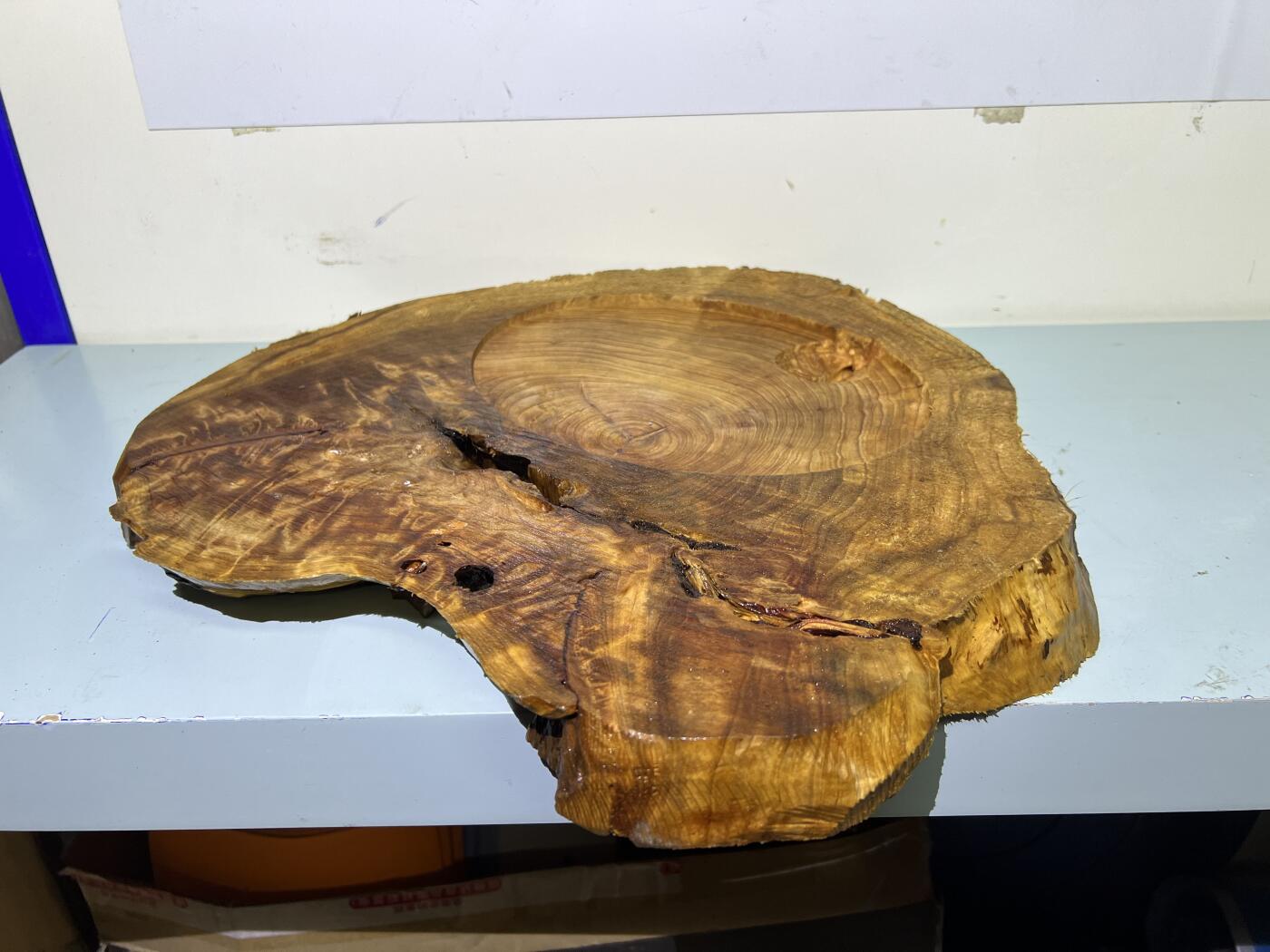 零元拍：01-18-1精品香杉木老根榴茶盘，瘦漏透，尺寸约：380/350/35厚MM，满花满瘤，药香满鼻，无漆无蜡，保存方式请看下面说明，因为未打磨上漆，干燥天气可能会产生裂纹，属于正常现象