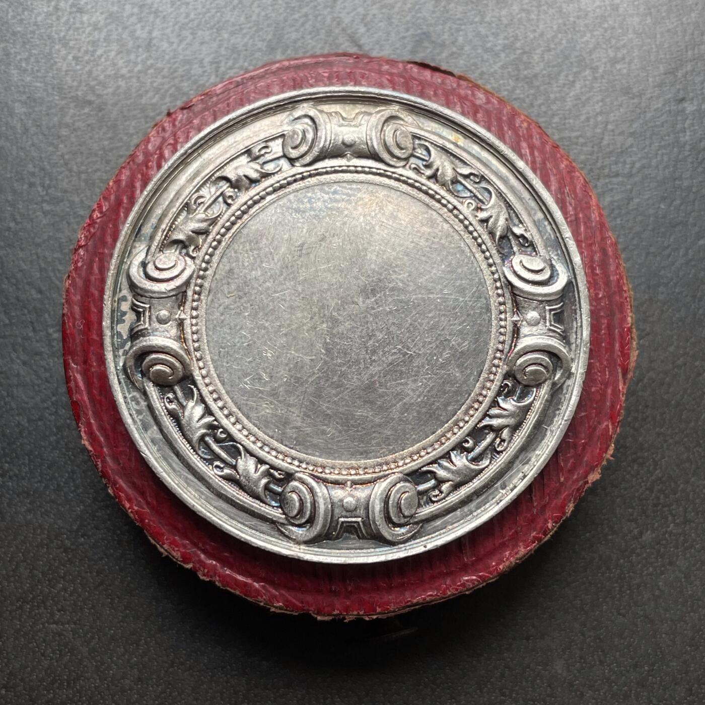 「木头集藏」章牌精品专场！ 法国婚礼纪念原盒银章，直径：36.8 mm，16.4 g，边铭：菱形厂标 ARGENT 950/1000，彩色氧化，品相不错，原盒正常使用。