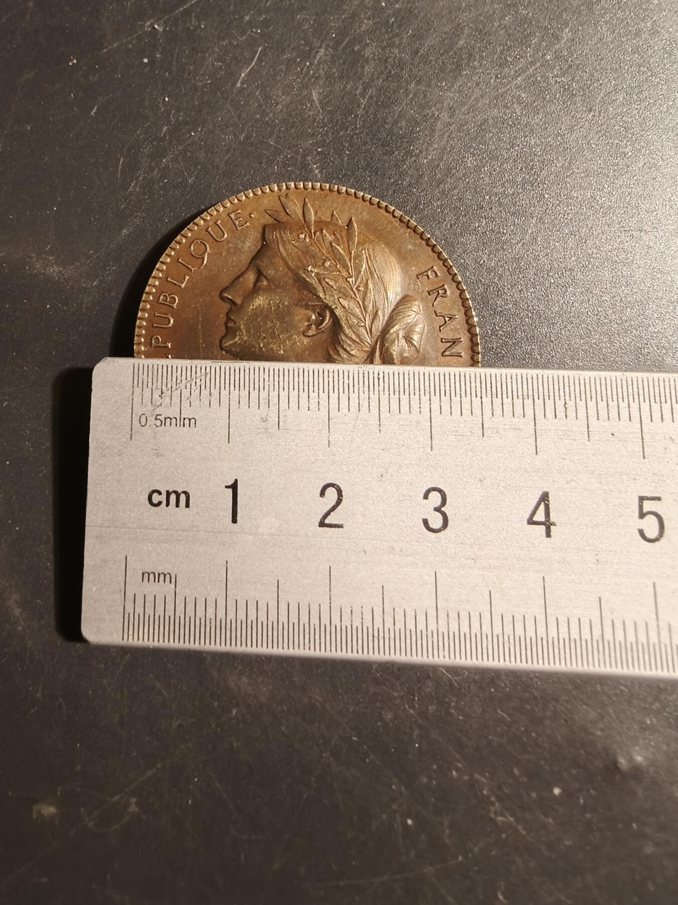 老王徽章第178期 法国巴黎公证人公司代章     直径36mm    重量25g