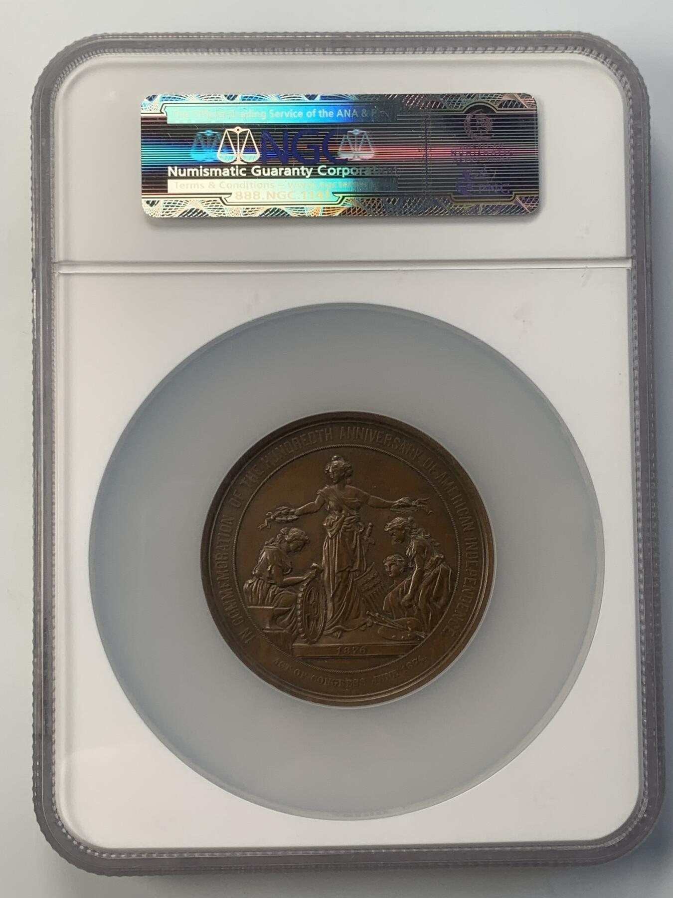 掌中浮雕-藏着的欧洲第050场 NGC MS62 : 1876年美国独立百年纪念铜章，58mm，盒子边缘有破损如图