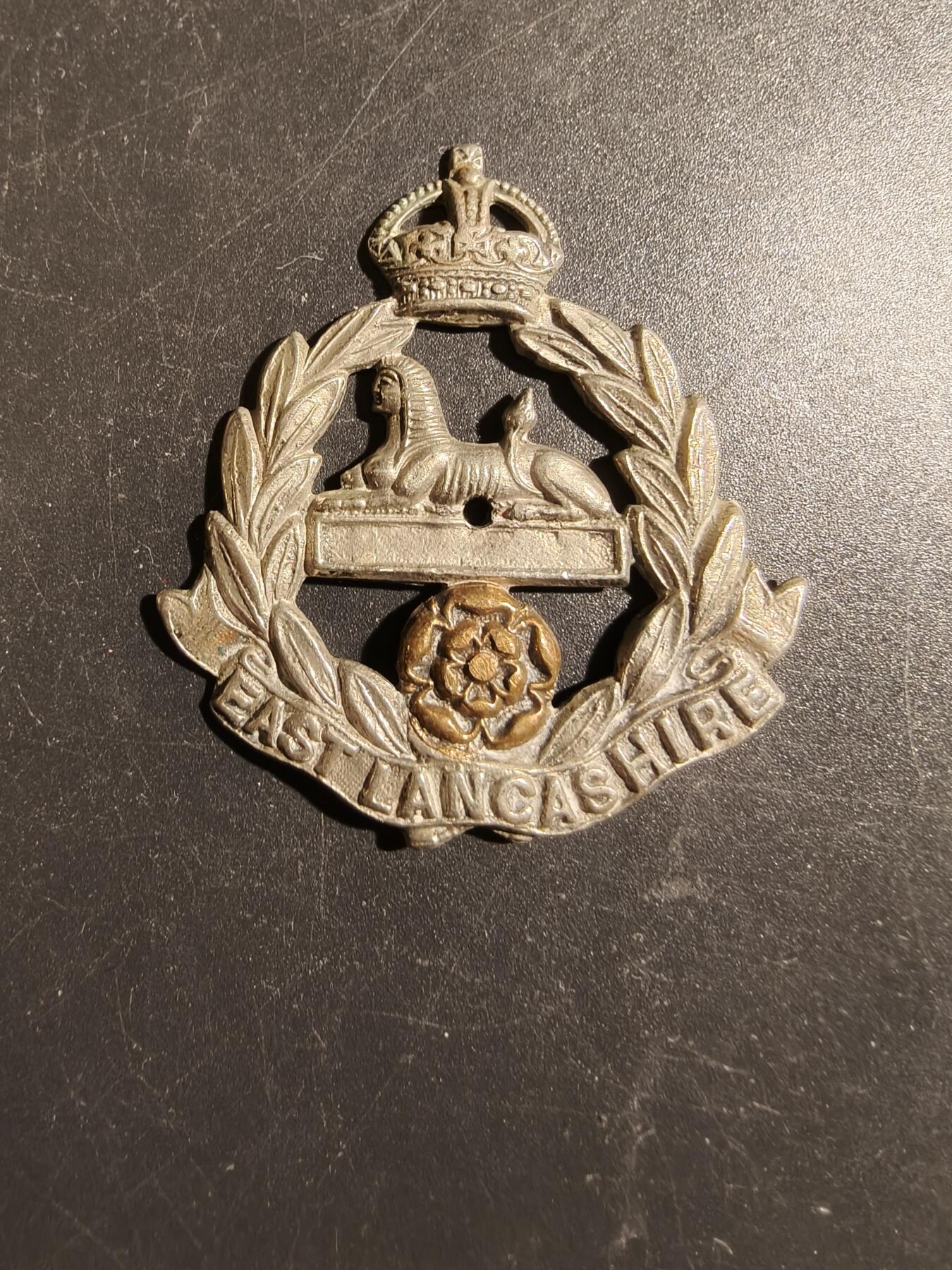 老王徽章第178期 英国东兰开夏步兵团帽徽    一战时期    缺少背杆