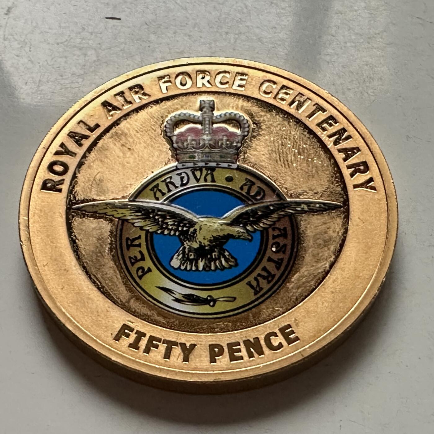 🌹外币初藏🌹🐯2026年第10场  每周二四六晚8️⃣点 接代拍 根西岛2018年英国皇家空军百年纪念50便士镀金纪念币 克朗型