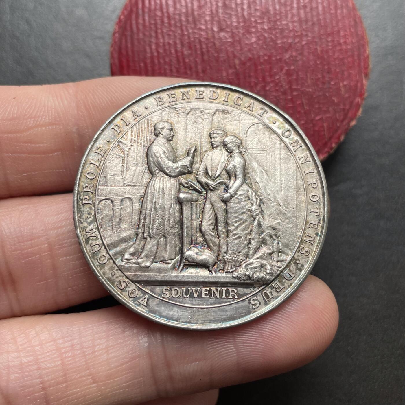 「木头集藏」章牌精品专场！ 法国婚礼纪念原盒银章，直径：36.8 mm，16.4 g，边铭：菱形厂标 ARGENT 950/1000，彩色氧化，品相不错，原盒正常使用。